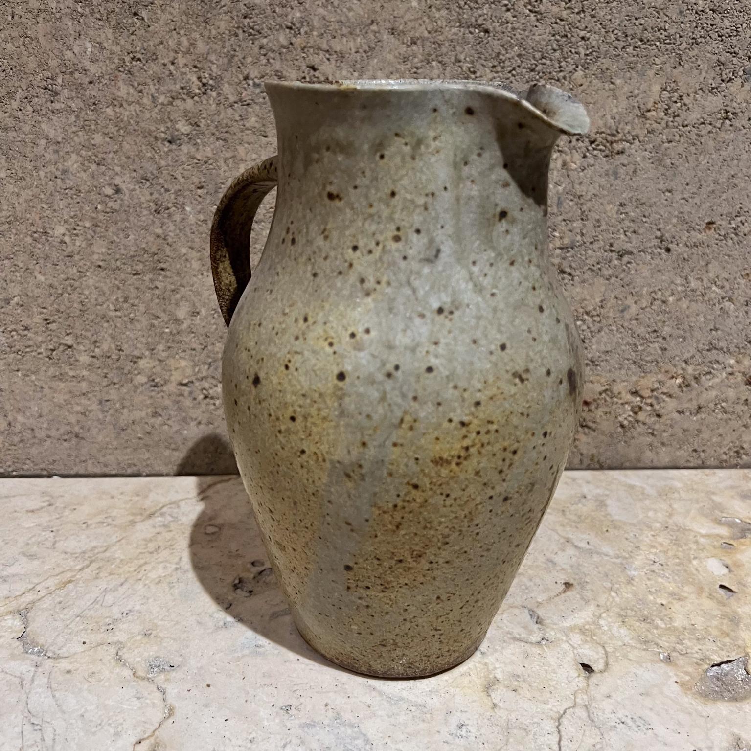 Brocca in gres scultoreo di Studio Pottery degli anni '70 in vendita 3
