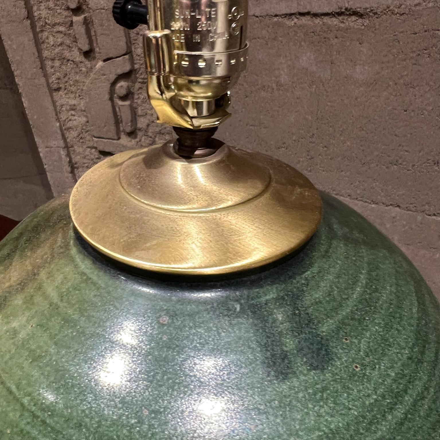 Lampe de table Studio Art des années 1970, poterie de grès vert luxuriant en vente 1