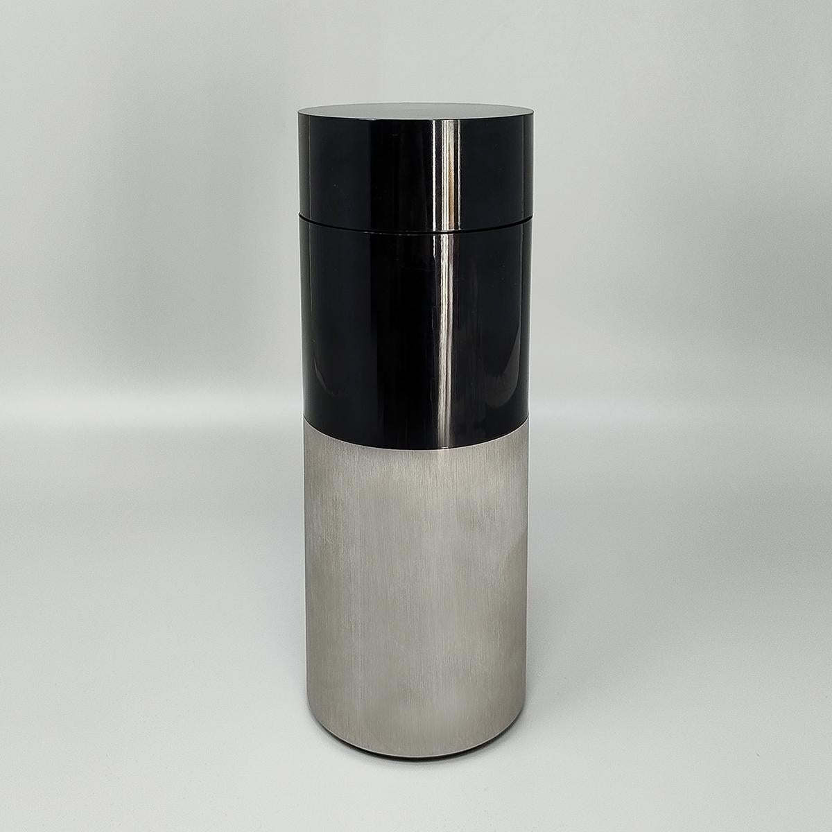 Magnifique shaker de Andrea Fontebasso des années 1970. Fait en Italie. Signé en bas. Le design de ce shakers est étonnant, il est donc rare de le trouver. Il est en excellent état.
Dimension :
Shakers pour cocktails
diamètre 2,75 x 8,66 H