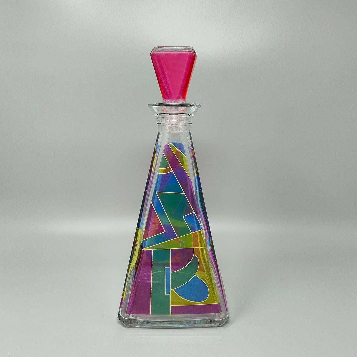 1970 Superbe carafe ou bouteille décorative en verre coloré de Luigi Bormioli avec un impressionnant motif géométrique et des couleurs étonnantes. Fait en Italie. Il est en excellent état.  
Dimension :
4,72 x 4,72 x 11,81 pouces
cm 12 x cm 12 x cm