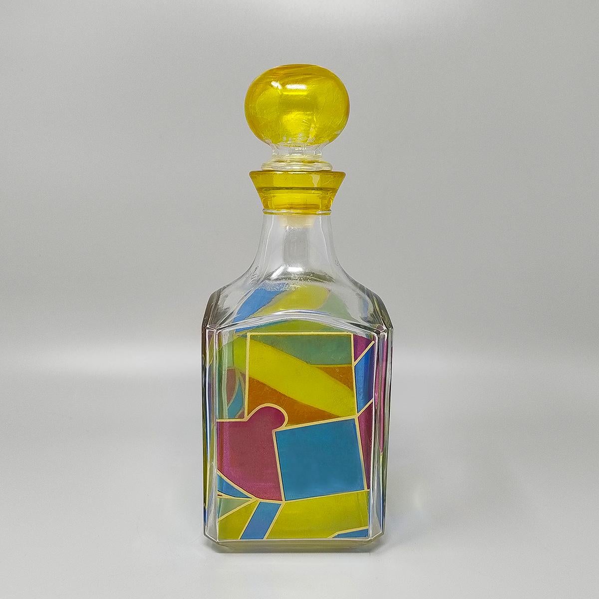 1970 Superbe carafe ou bouteille décorative en verre coloré de Luigi Bormioli. Cette bouteille est une œuvre d'art. Fabriqué en Italie. Il est en excellent état.  
Dimension :
3,54 x 3,54 x 9,44 pouces
cm 9 x cm 9 x cm 24 H


