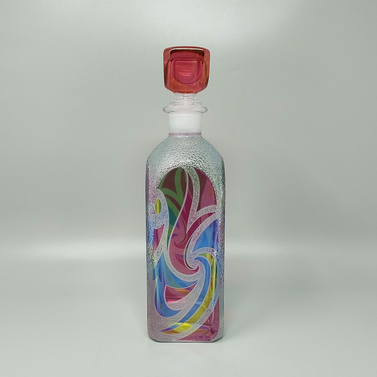 Década de 1970 Impresionante decantador o botella decorativa coloreada en cristal de Luigi Bormioli. Tiene un diseño muy geométrico y unos colores increíbles. Fabricado en Italia. Está en excelentes condiciones.  
Dimensión:
3,14 x 3,14 x 11,81