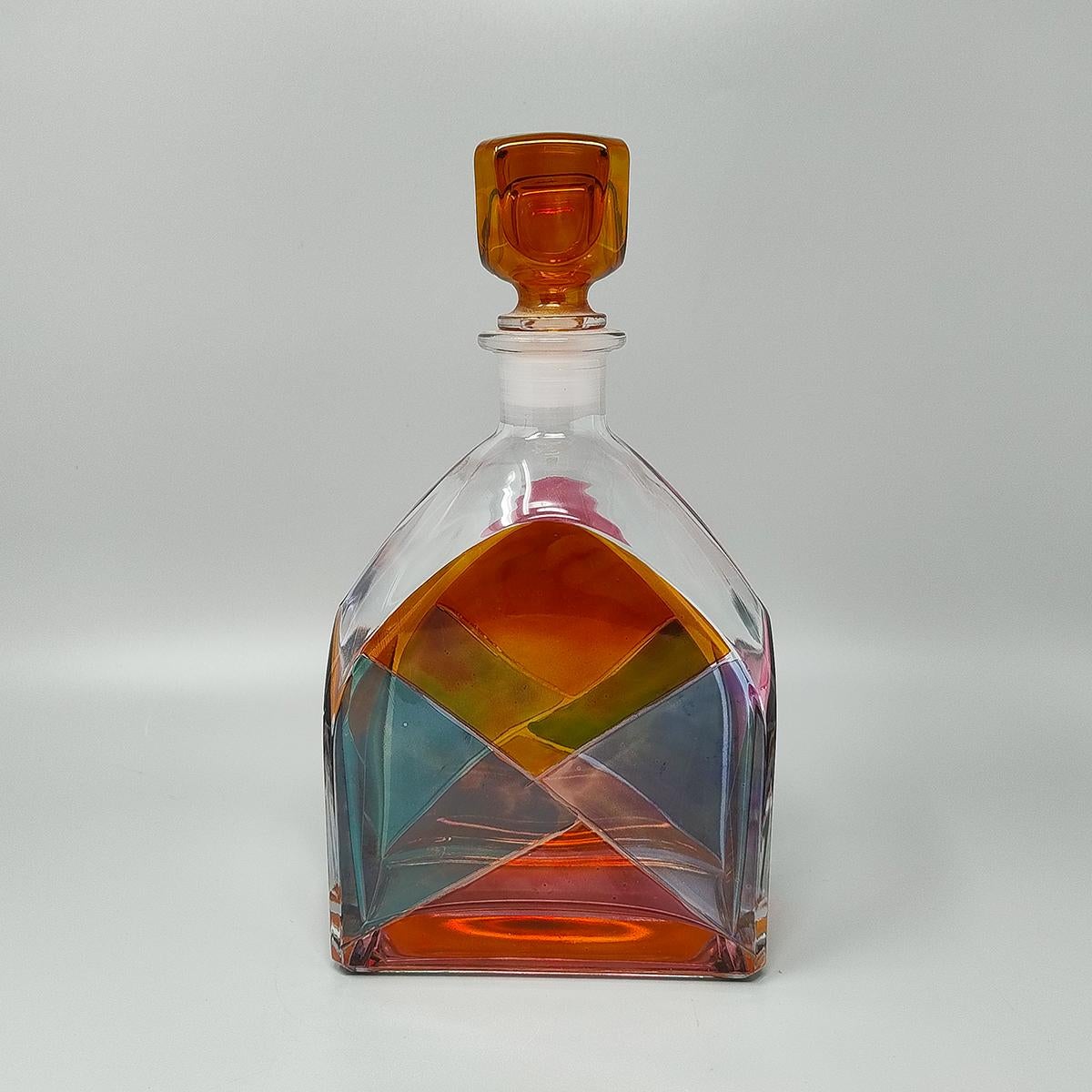 Década de 1970 Impresionante decantador o botella decorativa coloreada en cristal de Luigi Bormioli en excelente estado. Fabricado en Italia
Dimensión:
5,51 x 2,75 x 10,23 pulgadas
cm 14 x cm 7 x cm 26 H

