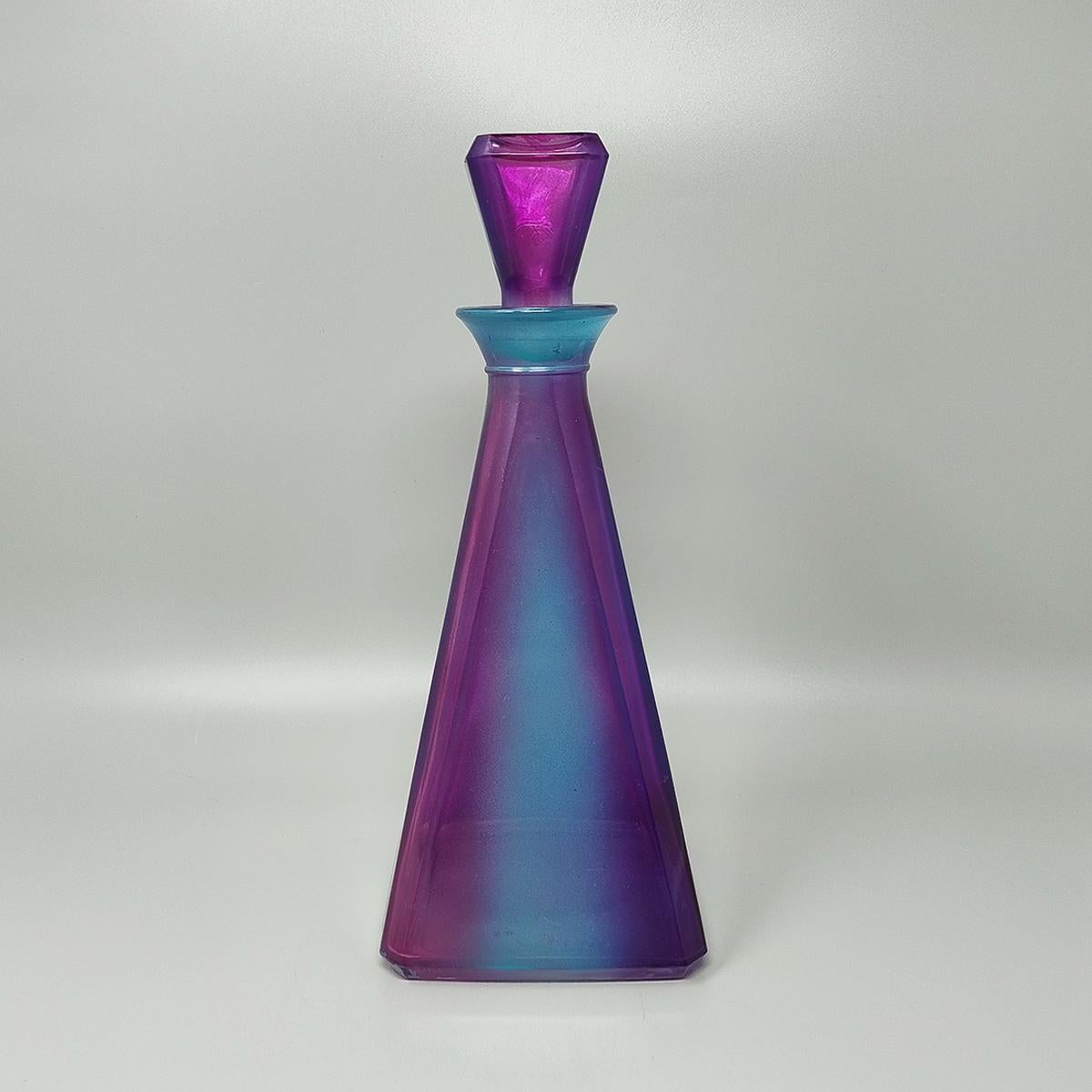 1970 Superbe carafe ou bouteille décorative colorée en cristal par Luigi Bormioli avec un impressionnant motif géométrique et des couleurs étonnantes. Fait en Italie. Il est en excellent état.  
Dimension :
4,72 x 4,72 x 11,81 pouces
cm 12 x cm 12 x
