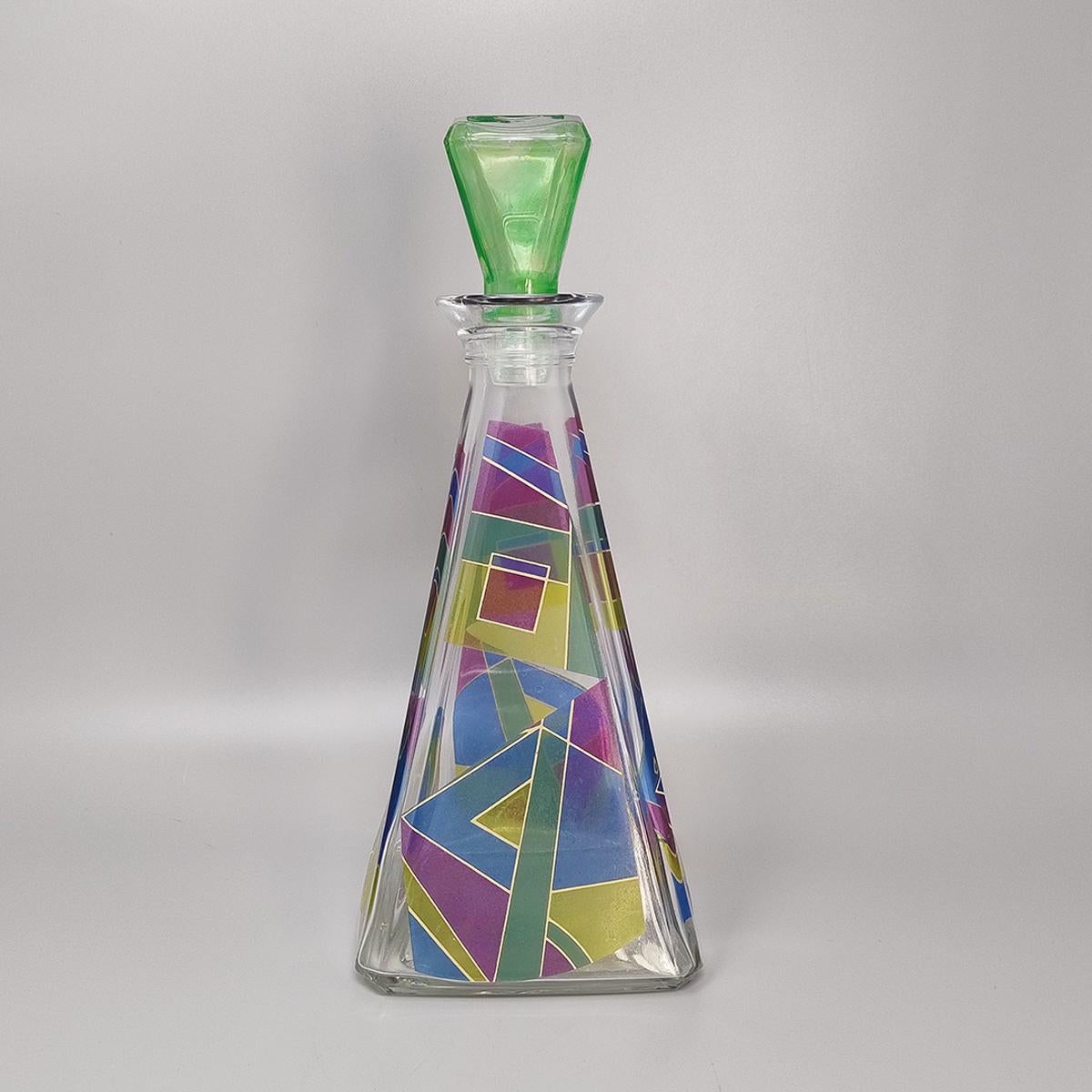 1970 Superbe carafe ou bouteille décorative colorée en cristal par Luigi Bormioli avec un impressionnant motif géométrique et des couleurs étonnantes. Fait en Italie. Il est en excellent état.  
Dimension :
4,72 x 4,72 x 11,81 pouces
cm 12 x cm 12 x