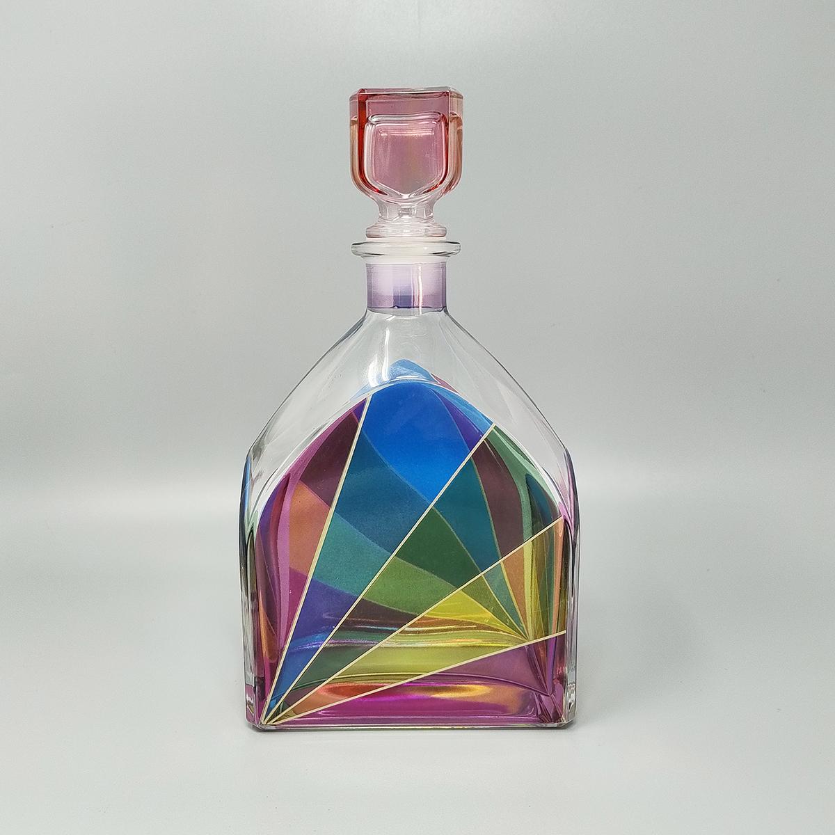 Década de 1970 Impresionante decantador o botella decorativa coloreada en cristal de Luigi Bormioli en excelente estado. Fabricado en Italia
Dimensión:
5,51 x 2,75 x 10,23 pulgadas
cm 14 x cm 7 x cm 26 H

