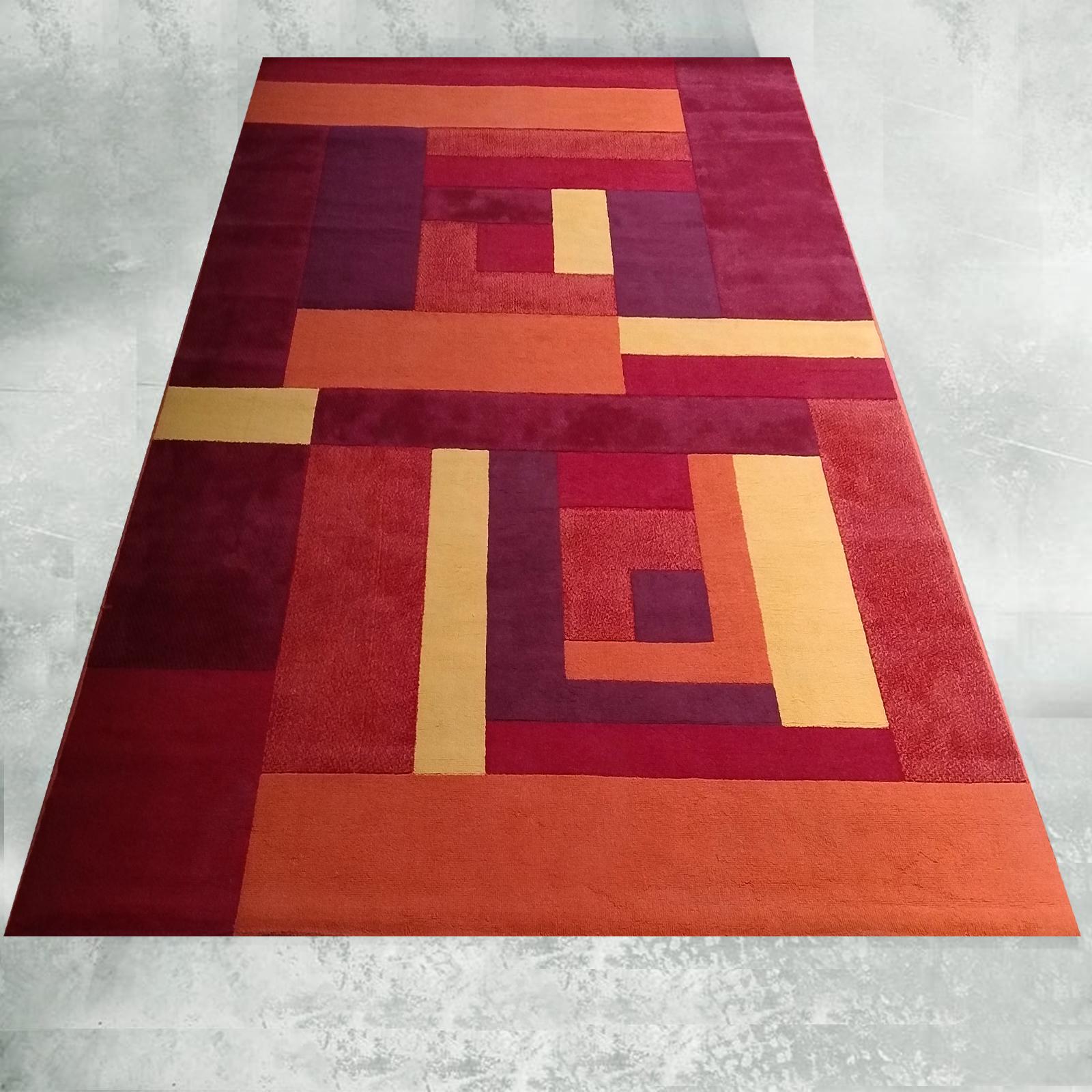 Tappeto anni '70 di grande impatto con un bellissimo disegno geometrico. In pura lana, prodotto in Italia. In ottime condizioni. Questo tappeto è unico. Una vera e propria opera d'arte degli anni '70. È stato lavato e disinfettato professionalmente