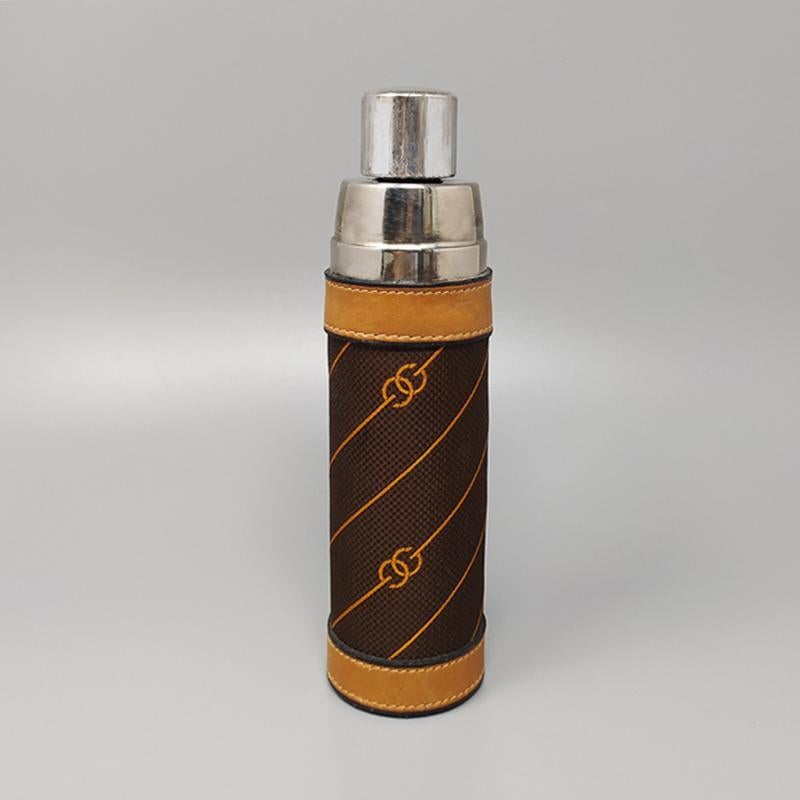 1970 Stupenda borraccia Thermos in tela marrone con monogramma di GUCCI. Prodotto in Italia. Firmato in basso.
L'articolo è in ottime condizioni
Dimensioni:
diametro 2