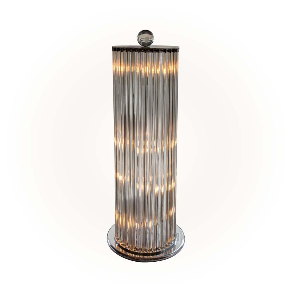 Una coppia di lampade da terra di grande effetto e bellezza, a forma di colonna, con componenti in vetro trasparente 