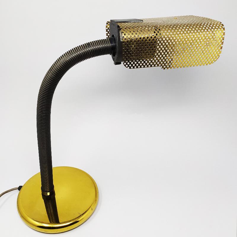 1970s Stunning Original Vintage Table Lamp in Brass design Targetti-Sankey. Fabriquées en Italie. La lampe fonctionne parfaitement et est en très bon état. Une véritable œuvre d'art moderne.
Dimensions :
7,1 x 7,1 x 15,74H pouces
L 17 cm x 17P cm x