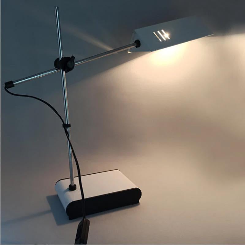 Atemberaubende Original Vintage-Tischlampe in Weiß, 1970er Jahre, Design von Veneta Lumi im Zustand „Hervorragend“ im Angebot in Milano, IT
