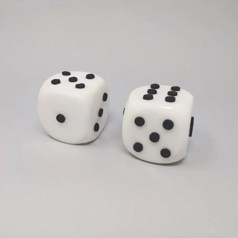 1970s. Stunning pair of big Italian dices in white marble, in very good conditions. Made in Italy. 
Dimension:
2,75 x 2,75 x 2,75 inches
7 cm x 7 cm x 7 cm H.