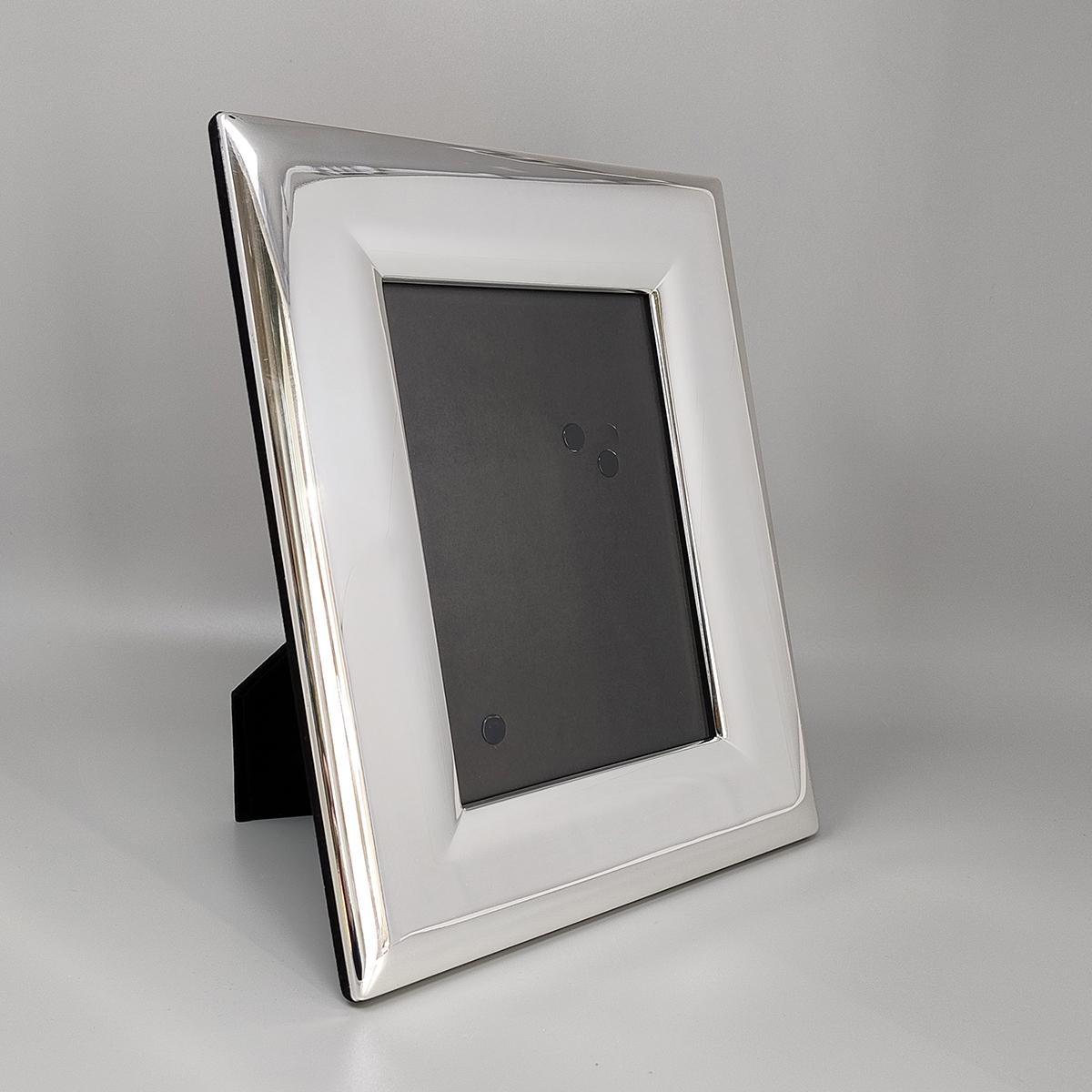 Años 70 Impresionante marco de fotos en plata chapada con cristal. Fabricado en Italia
El artículo está en excelentes condiciones .
El tamaño de la foto es de 5,11 x 7,08 pulgadas - cm 13 x cm 18 H cm
Dimensión:
8,66 x 5,11 x 10,23 pulgadas
cm 22 x