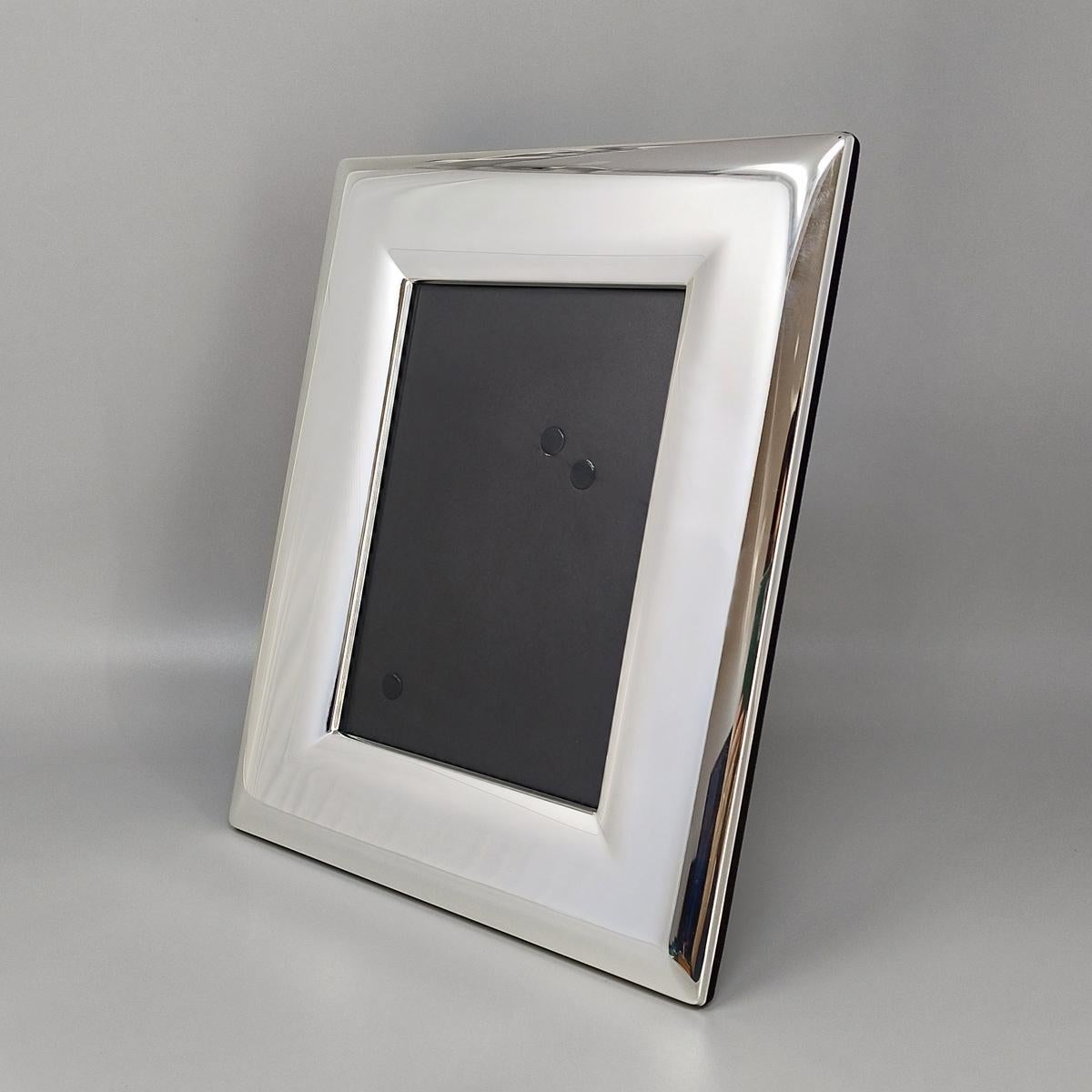 Impresionante marco de fotos de los años 70 chapado en plata con cristal. Fabricado en Italia Moderno de mediados de siglo en venta