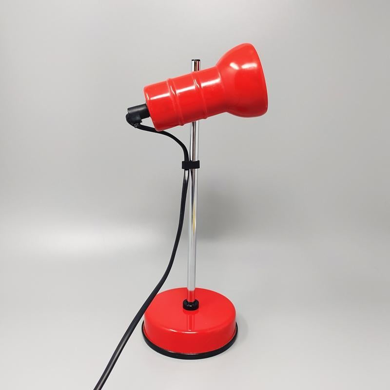 1970 Superbe lampe de table rouge par Veneta Lumi. Fabriquées en Italie.
La lampe fonctionne parfaitement et elle est en excellent état.
Dimension
diam 4,72 x 10, 62 H pouces.
diam cm 12 x 27 H cm.