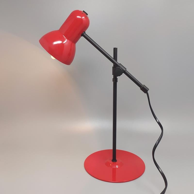 Impresionante lámpara de mesa roja de los años 70 de Veneta Lumi, Made in Italy en Excelente estado para la venta en Milano, IT
