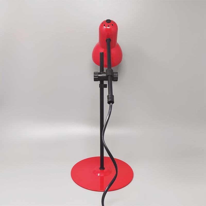 Impresionante lámpara de mesa roja de los años 70 de Veneta Lumi, Made in Italy finales del siglo XX en venta