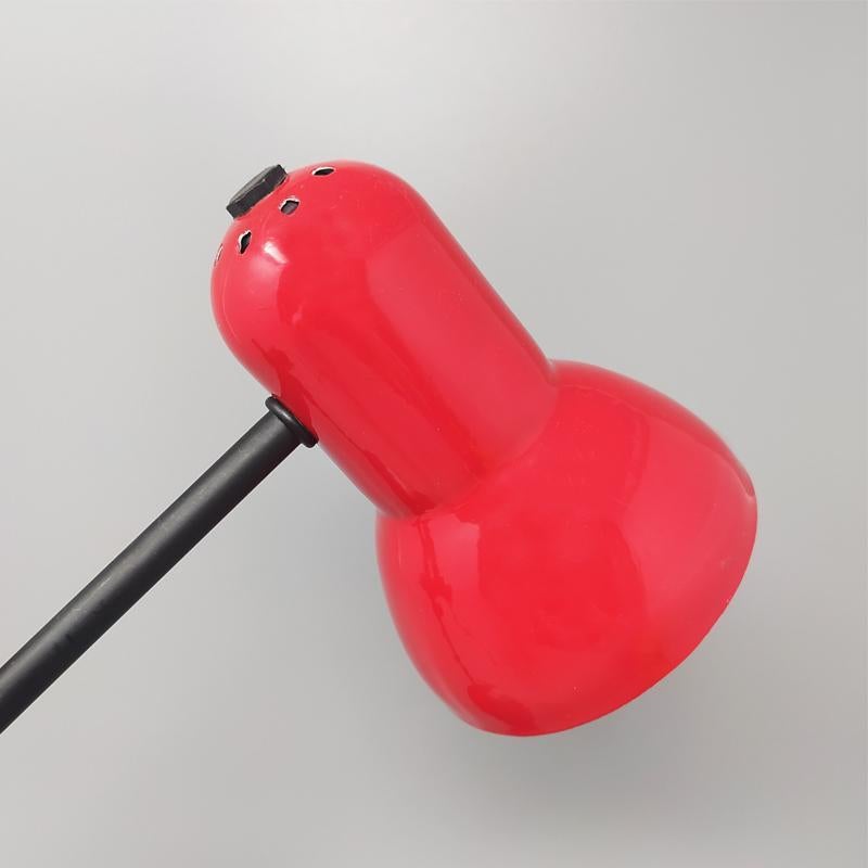 Impresionante lámpara de mesa roja de los años 70 de Veneta Lumi, Made in Italy Metal en venta