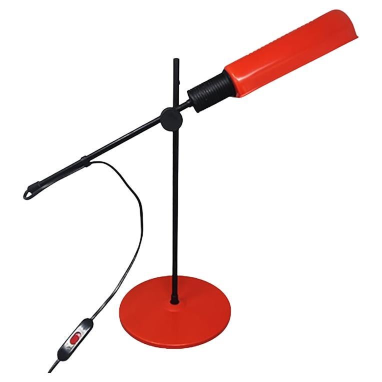 Superbe lampe de bureau rouge des années 1970 par Veneta Lumi, fabriquée en Italie en vente