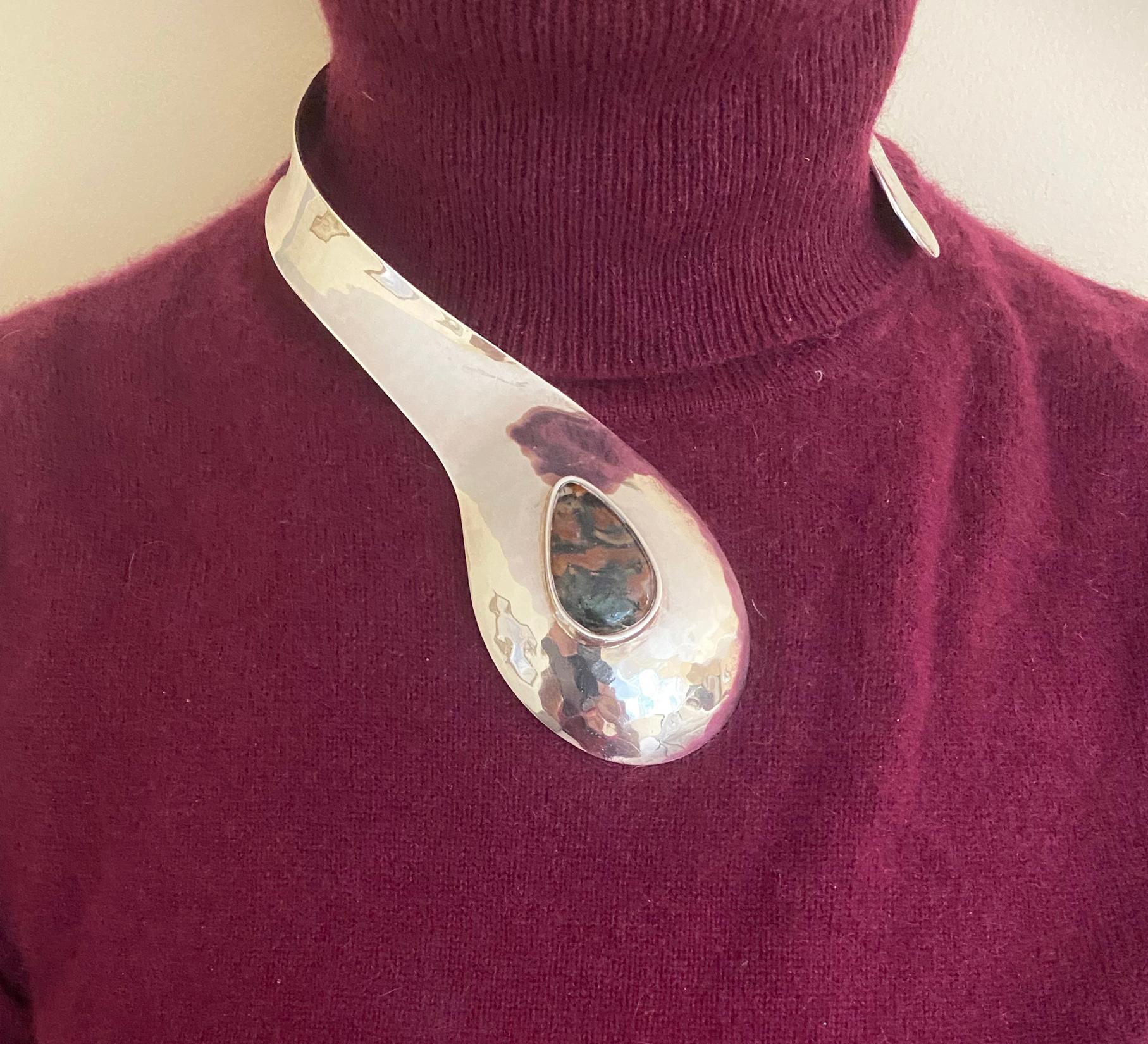 Impresionante Collar Modernista Escandinavo de Esterlina, Dinamarca C.1970.  Collar martillado a mano de gran forma ondulada ligeramente desalineada, engastado en bisel con un cabujón de ágata multicolor. Estampado Smykkesmeden Danmark Sterling. El