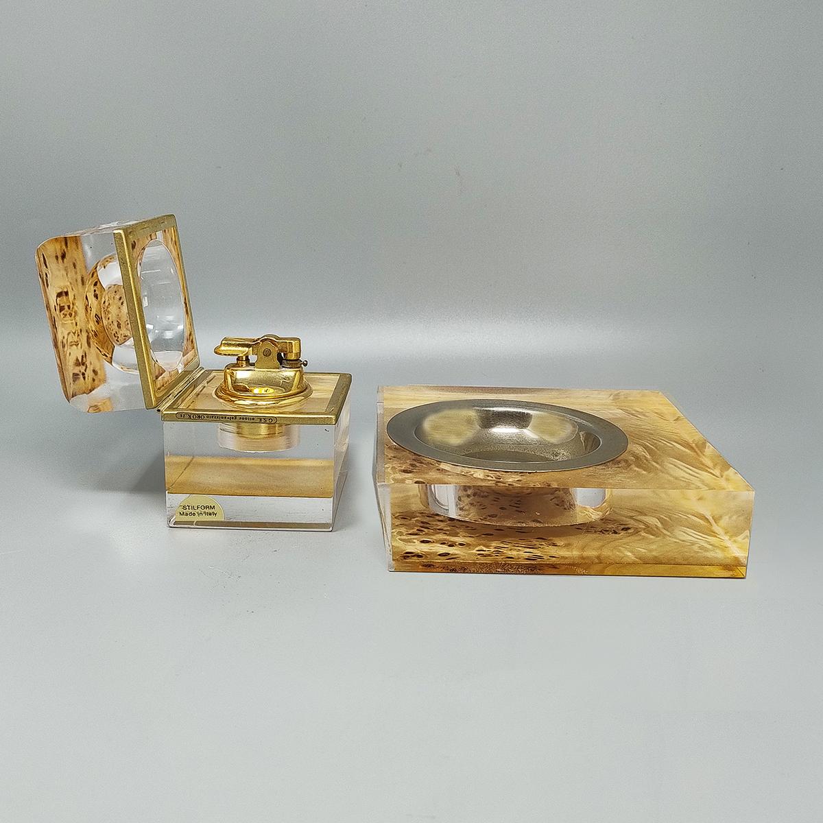 1970er Jahre Atemberaubendes Rauchset von Stilform aus Lucite und galvanisiertem Messing 24K  Hergestellt in Italien. Das Tischfeuerzeug funktioniert perfekt. Dieses Raucherset ist in ausgezeichnetem Zustand.
Abmessungen:
Tischfeuerzeug
3,14 x 3,14