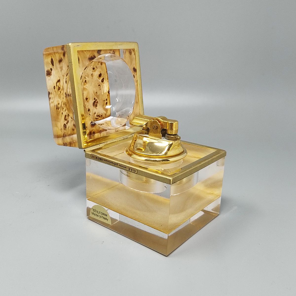 1970er Jahre Stunning Smoking Set von Stilform in Lucite und Messing Galvanized Gold 24K. (Ende des 20. Jahrhunderts) im Angebot