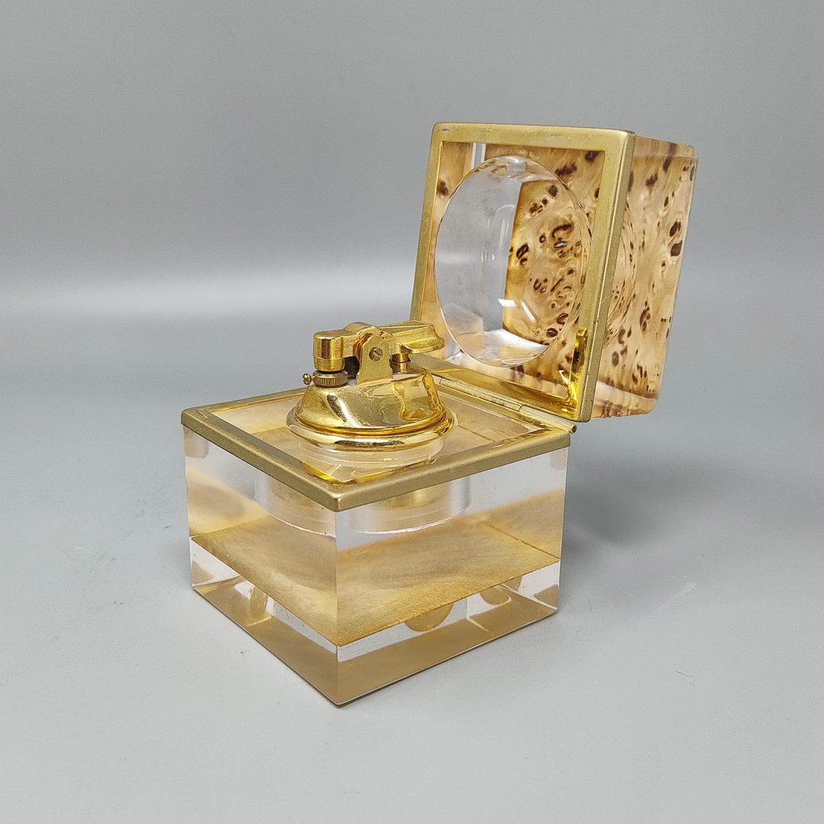 1970er Jahre Stunning Smoking Set von Stilform in Lucite und Messing Galvanized Gold 24K. (Travertin) im Angebot