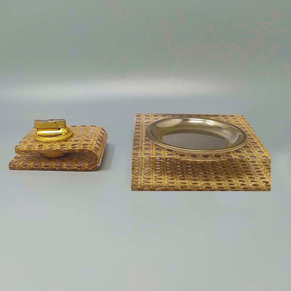 1970 Splendido set da fumo con accendino da tavolo e posacenere in paglia di Vienna e plexiglass di Geolel. Made in Italy. Gli articoli sono in ottime condizioni e l'accendino da tavolo funziona perfettamente.
Dimensioni:
3,93 x 2,75 x 2,36 H.