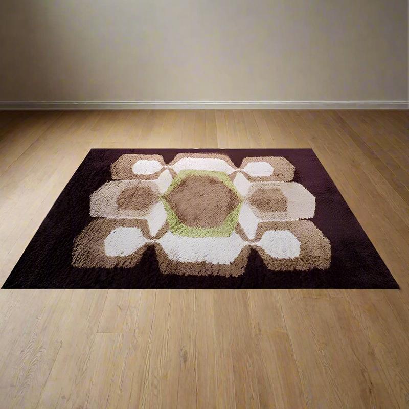 1970 Superbe tapis de l'ère spatiale au design impressionnant. Pure laine fabriquée en Italie. Il est en excellent état. 
Le tapis a été lavé et désinfecté par des professionnels et est prêt à l'emploi.
Dimension :
66,92