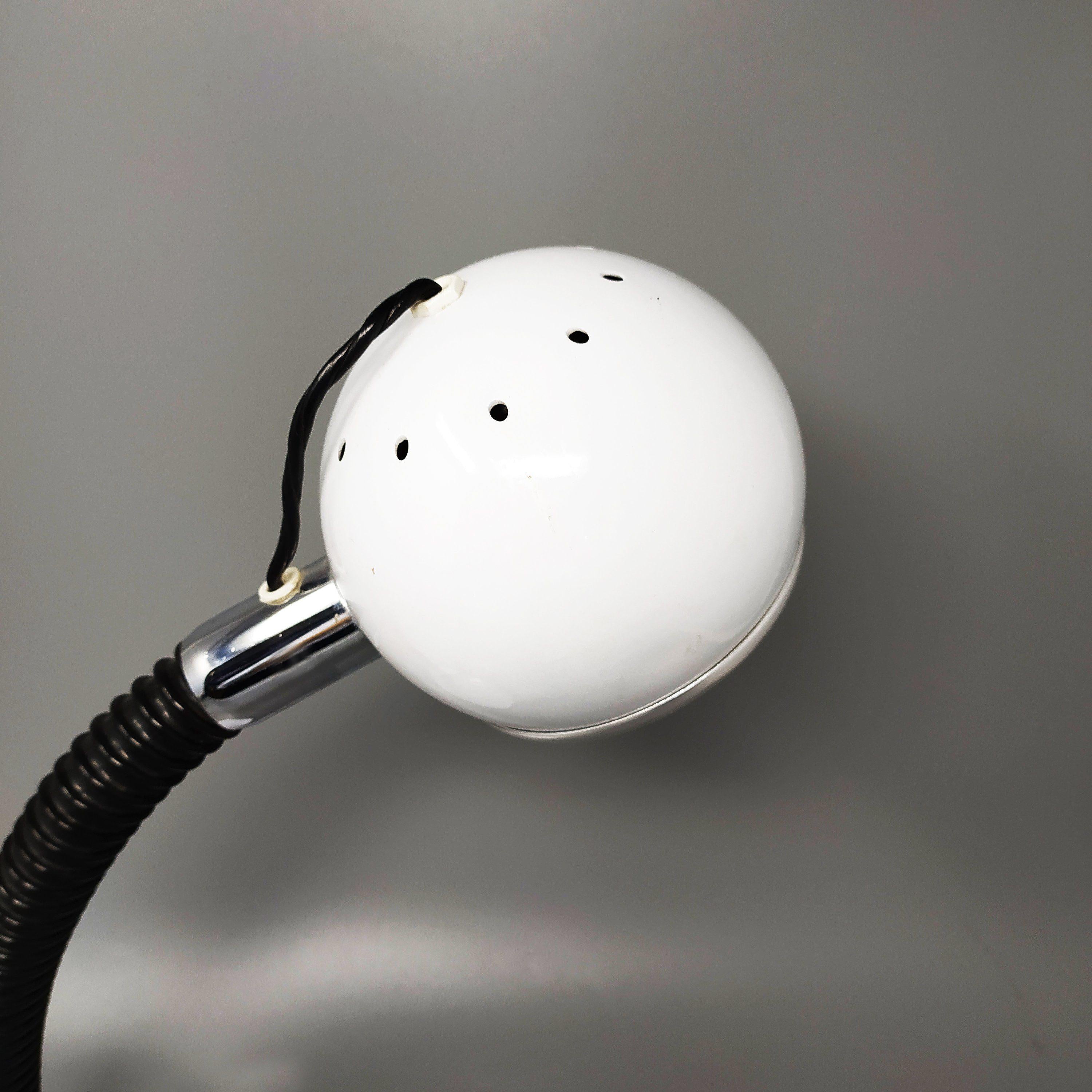 Fin du 20e siècle Superbe lampe de table blanche Eyeball de l'ère spatiale des années 1970 par Reggiani. Fabriqué en Italie en vente