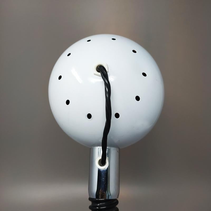 Métal Superbe lampe de table blanche Eyeball de l'ère spatiale des années 1970 par Reggiani. Fabriqué en Italie en vente
