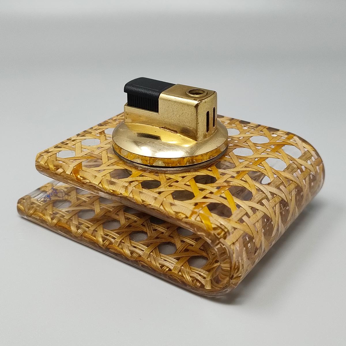 1970 Stunning  table lighter in Vienna straw and plexiglass by Geolel. Made in italy. The item is in excellent condition and it works perfectly, It's signed at the bottom.
Dimension:
3,93 x  2,75 x 2,36 H inches
cm 10 x cm 7 x cm 6 H