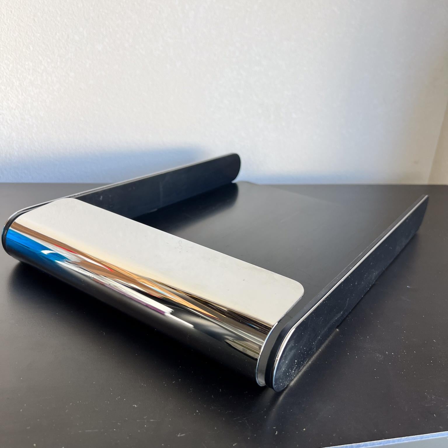 1970er Jahre Sleek Chrom Schreibtisch Organizer File Tray Style Diego Matthai im Zustand „Gut“ im Angebot in Chula Vista, CA