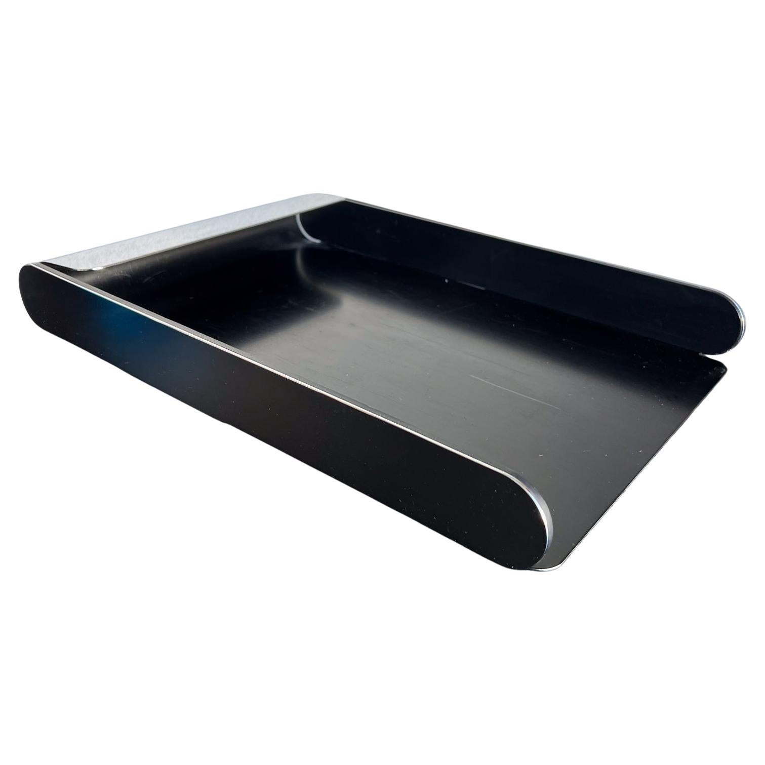 Sleek Modern Chrome Desk Organizer schwarz und Chrom Tablett
15 T x 10,63 B x 1,88 H
Klare moderne Linien
Unsigniert, im Stil von Diego Matthai
Originaler Jahrgang, siehe die aufgeführten Bilder.