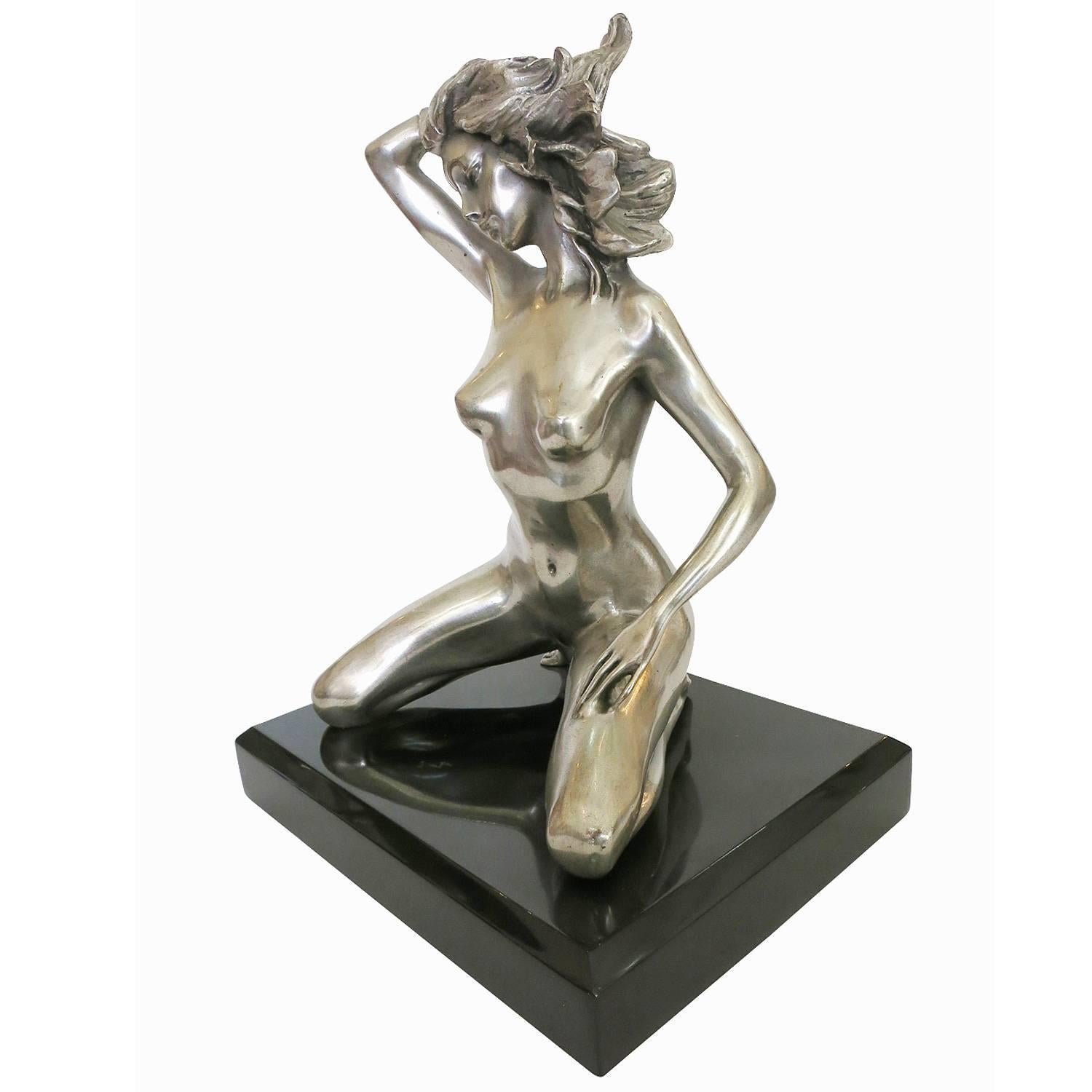 Postmoderne Statue de nu agenouillé en bronze chromé de style érotique des années 1970 en vente