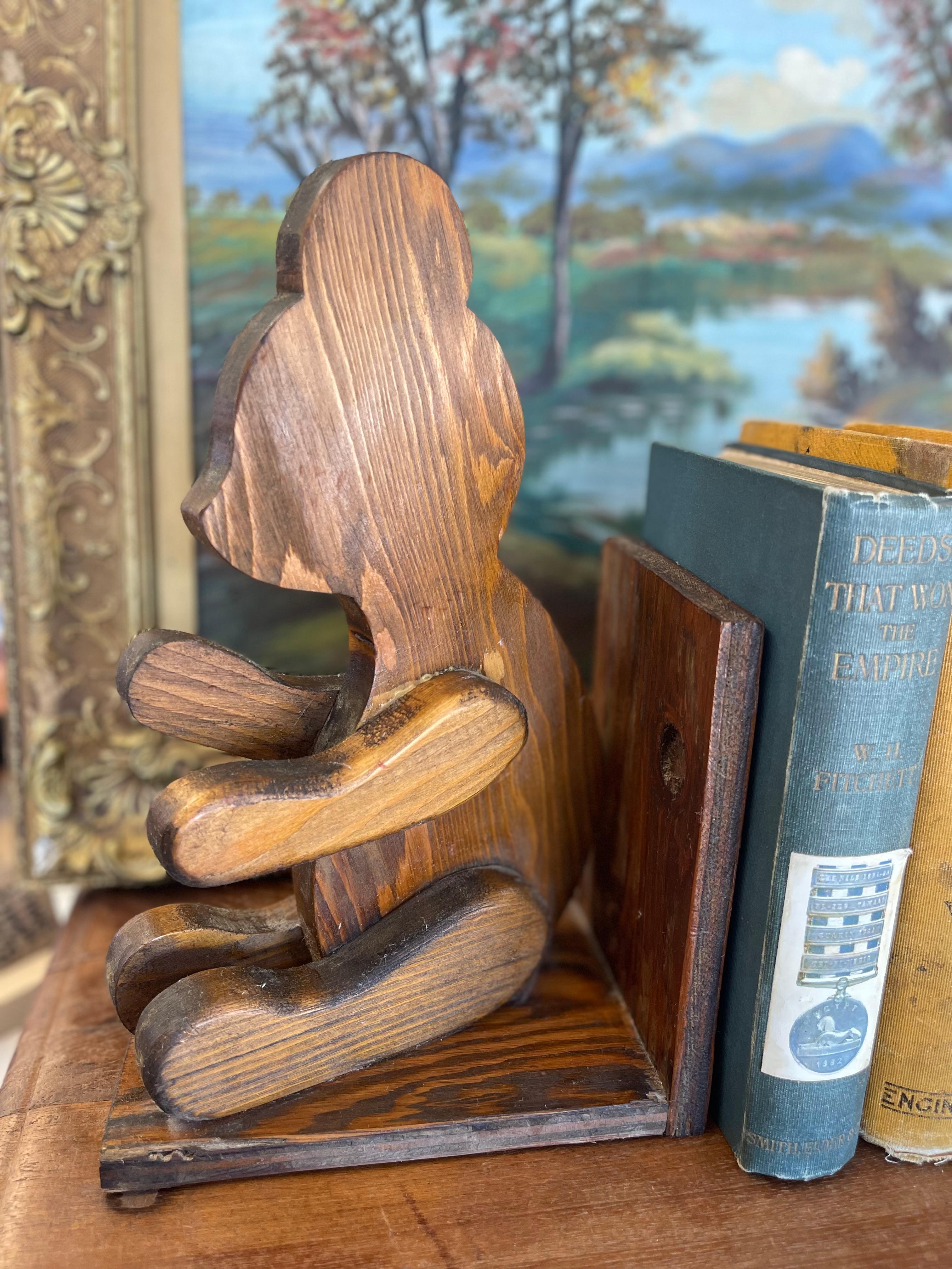 Artisanat Serre-livres ours en bois sculpté à la main style années 1970 - Rustic Folk Art Cabin Decor en vente