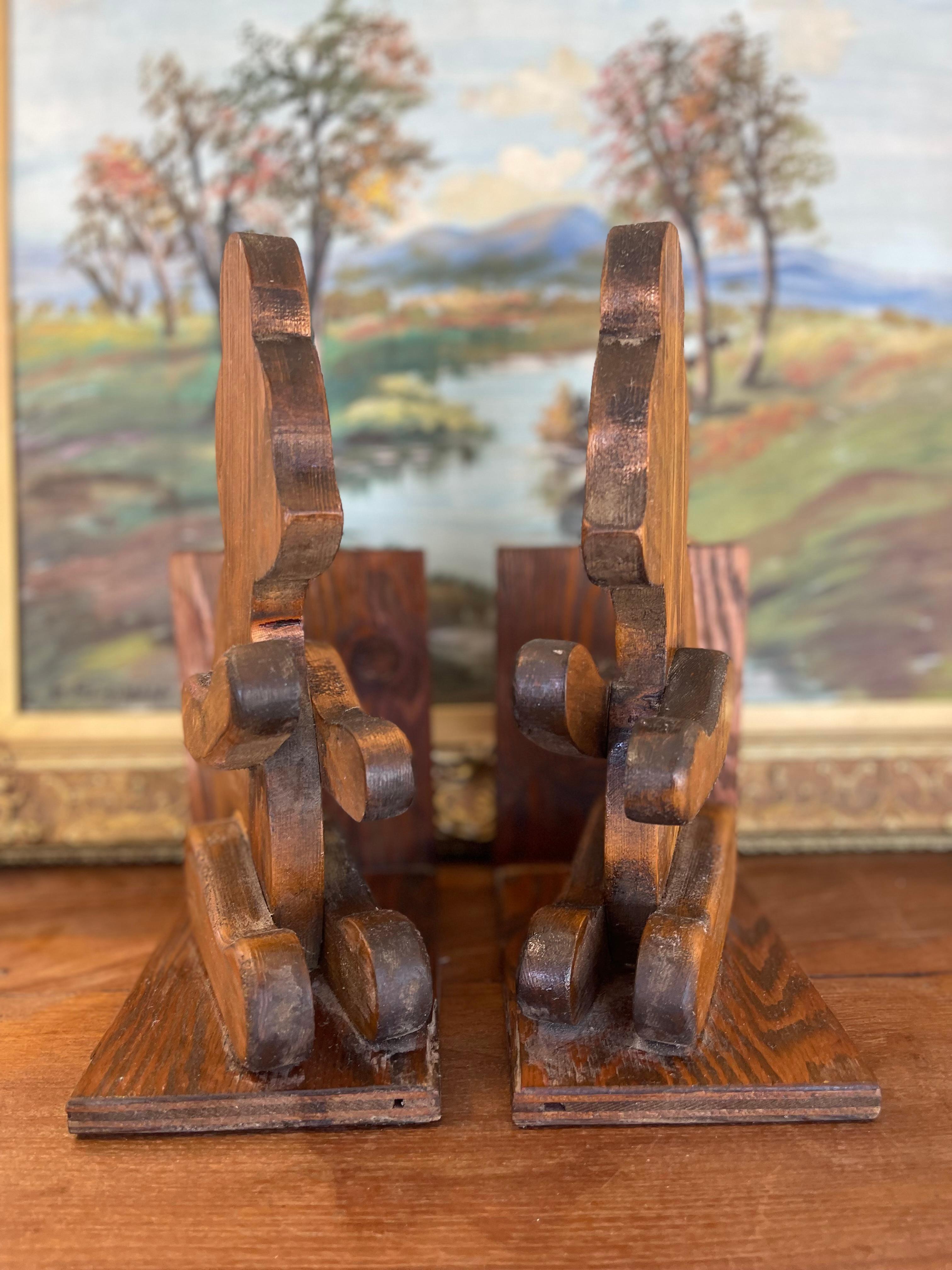 Bois Serre-livres ours en bois sculpté à la main style années 1970 - Rustic Folk Art Cabin Decor en vente