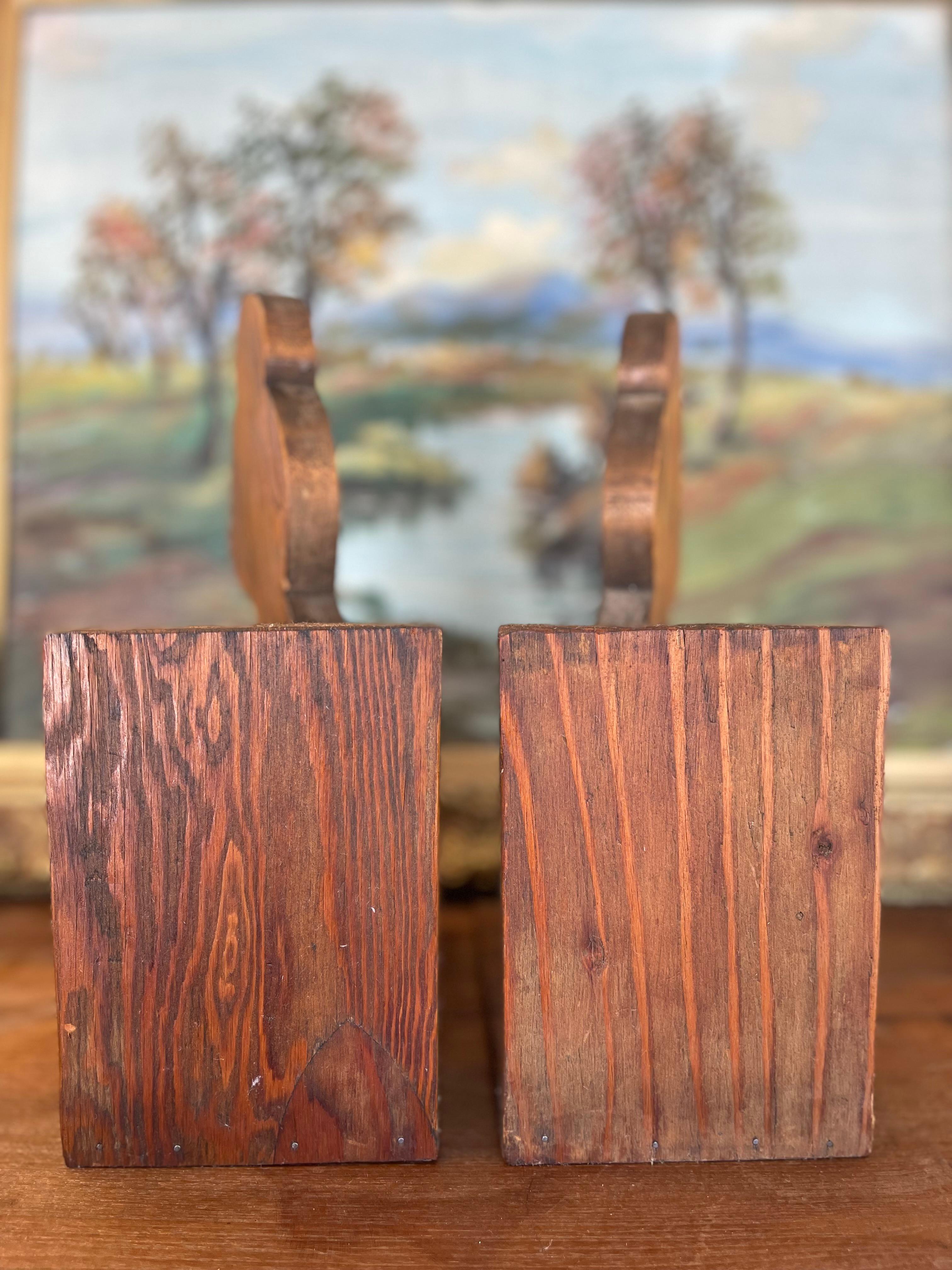 Serre-livres ours en bois sculpté à la main style années 1970 - Rustic Folk Art Cabin Decor en vente 1
