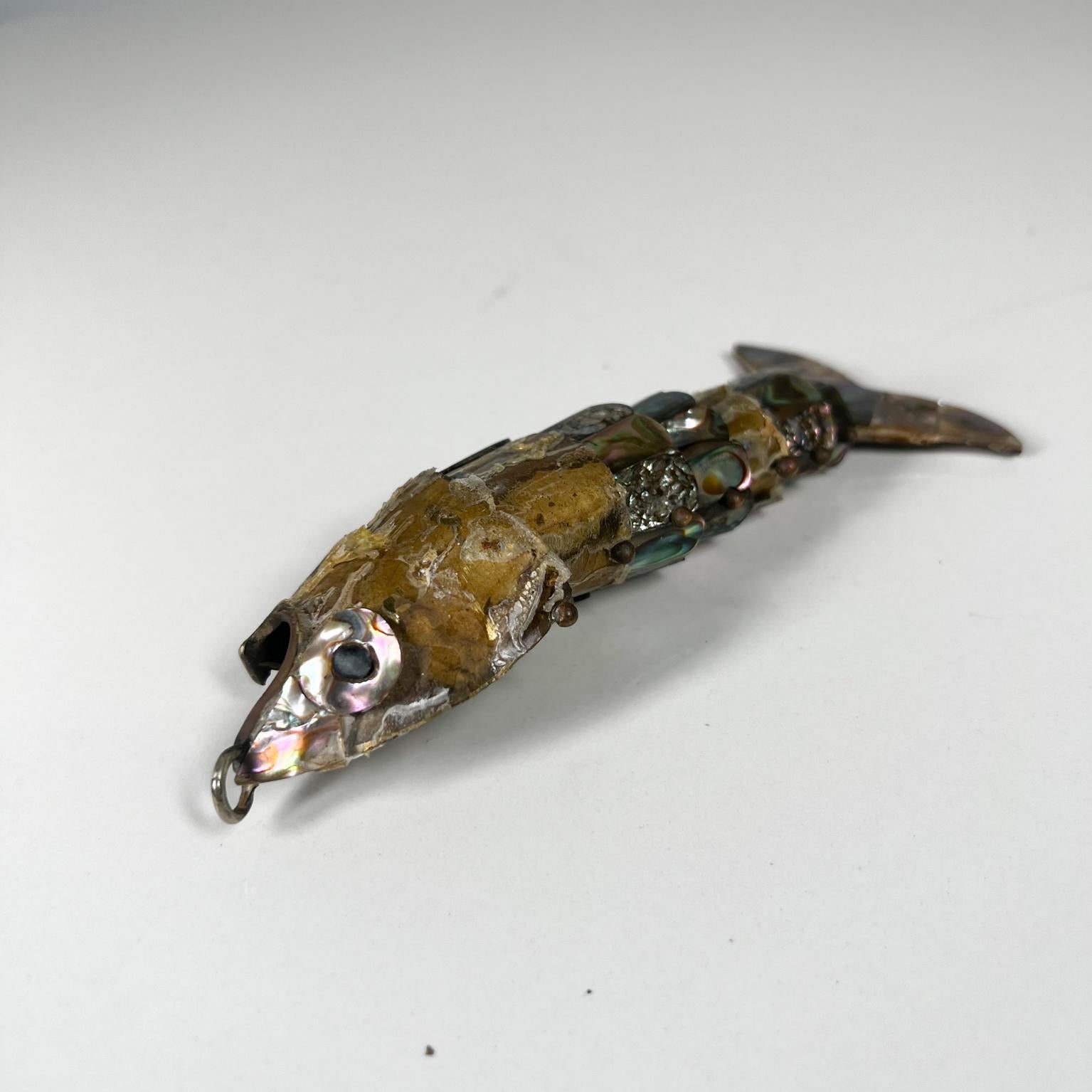 1970s Style Los Castillo Vintage Abalone Fish Bottle Opener Mexico en Bastante bueno estado para la venta en Chula Vista, CA