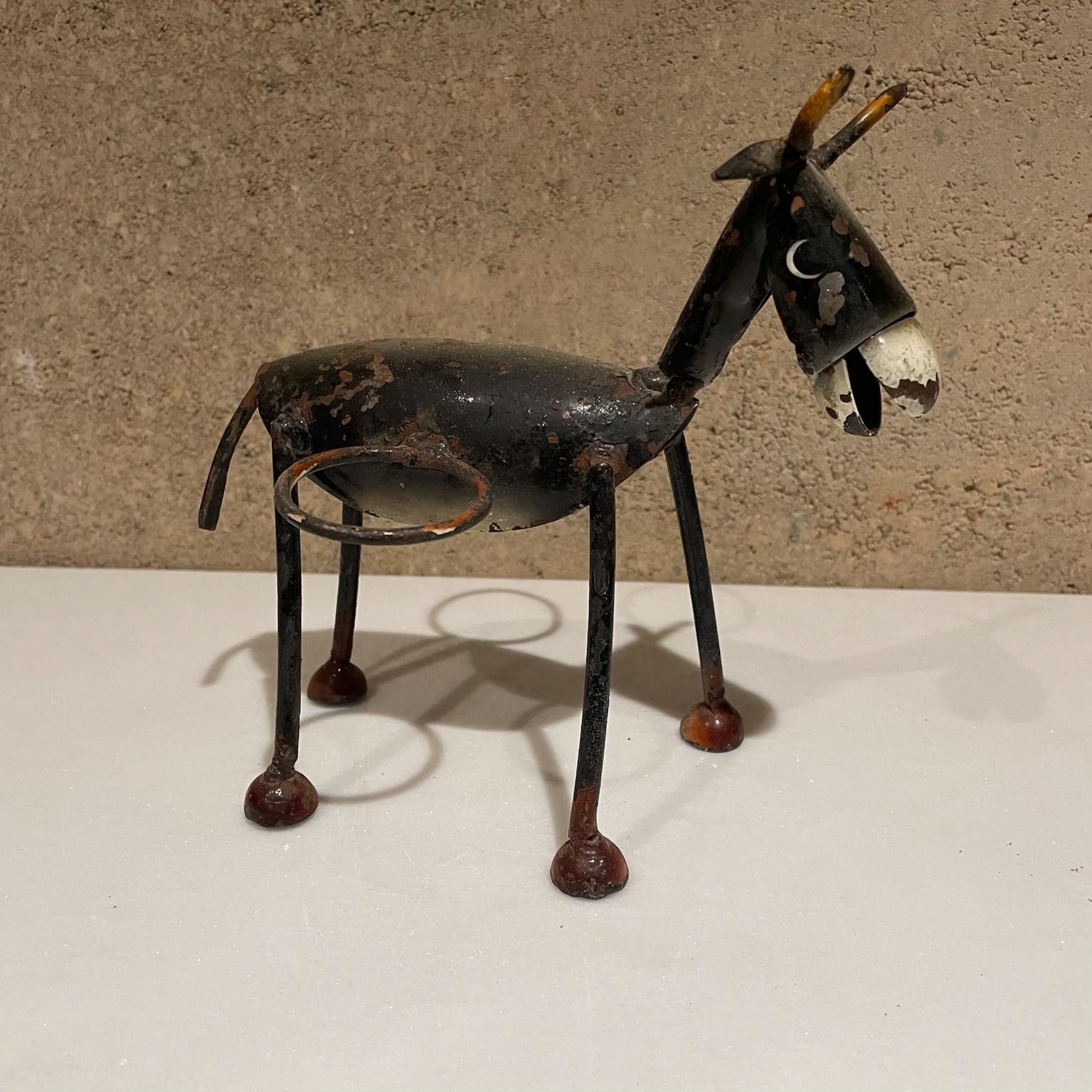 Donkey
1970s after Manuel Felguerez Modernist Handmade Donkey Valet Mexico
Metal painted adorable donkey valet with two rings for napkins or salt & pepper shakers! Ideal napkin holder kitchen caddy miscellaneous storage.
Unmarked, inspiration
