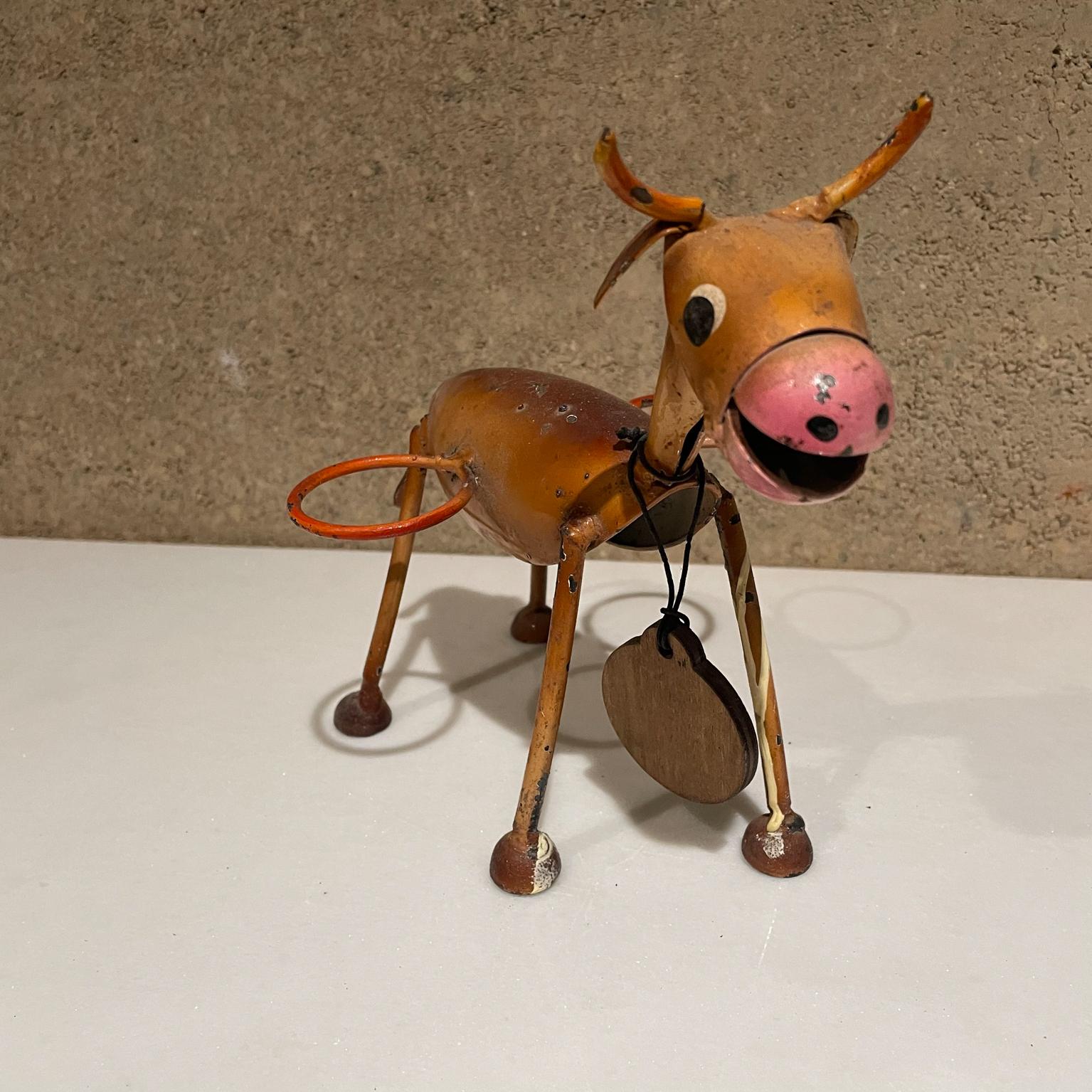 Donkey
1970s after Manuel Felguerez Modernist Handmade brown Donkey Valet Mexico
Metal painted adorable donkey valet with two rings for napkins or salt & pepper shakers!
Ideal napkin holder kitchen caddy miscellaneous storage.
Unmarked,