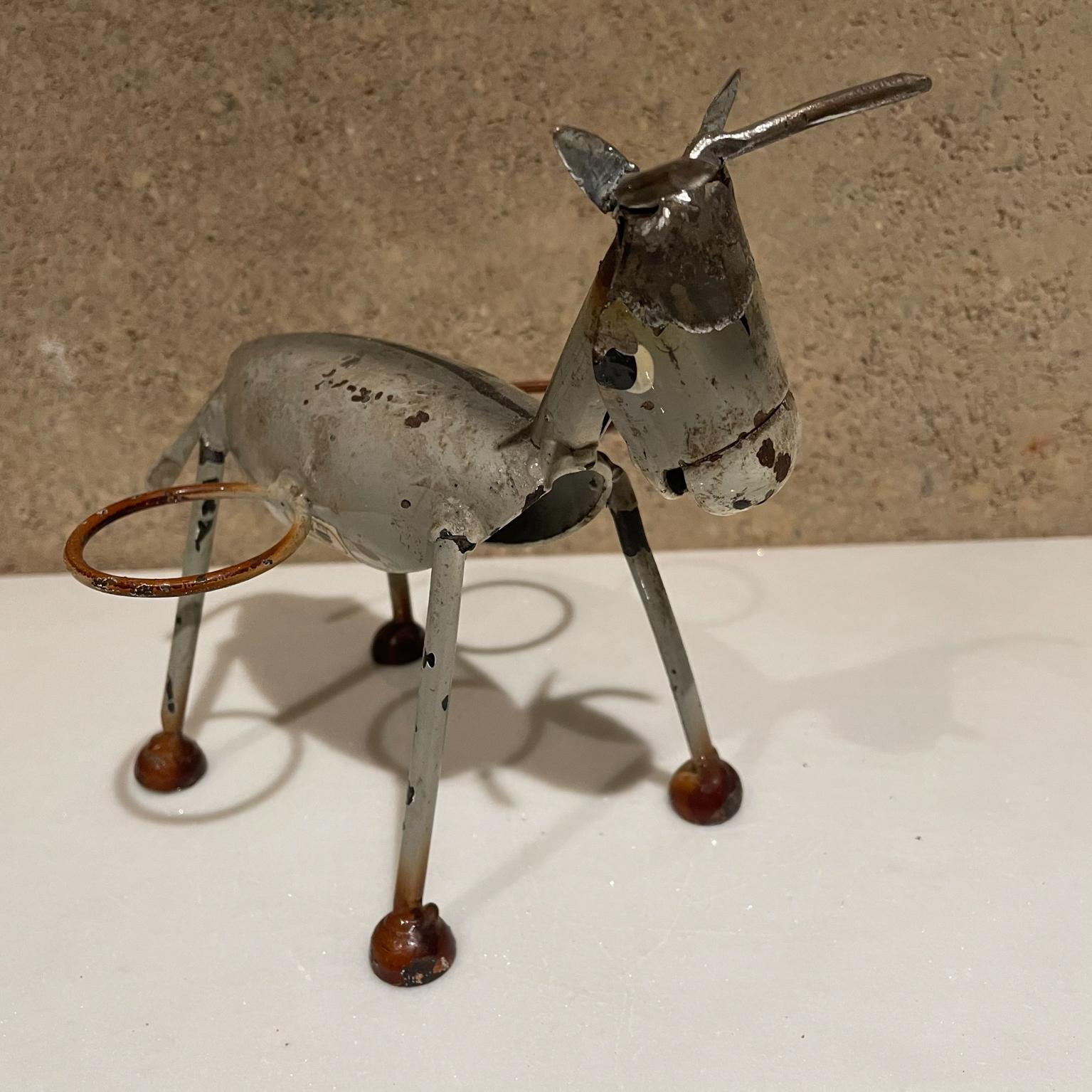 Donkey
1970s after Manuel Felguerez Modernist Handmade gray DONKEY Valet Mexico
Metal painted adorable donkey valet with two rings for napkins or salt & pepper shakers!
Ideal napkin holder kitchen caddy miscellaneous storage.
Unmarked,