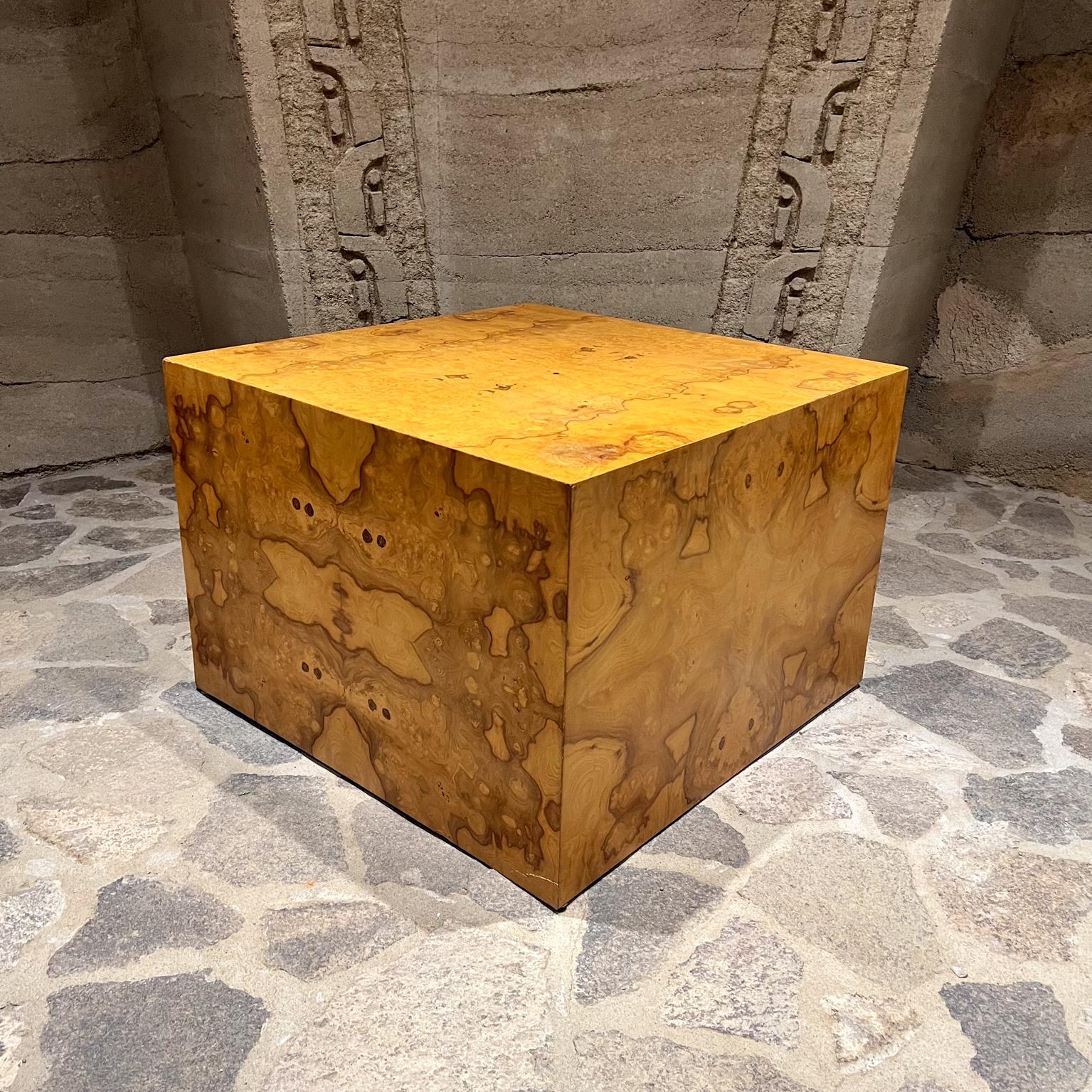 Mesa de centro cúbica de madera de Burlwood EE.UU. Años 70
Líneas limpias y modernas.
22,25 alto x 32 x 32
Atribuido a Milo Baughman, sin marcar.
Estado original de segunda mano sin restaurar.
Presenta pátina de época. Pequeña mancha en la parte