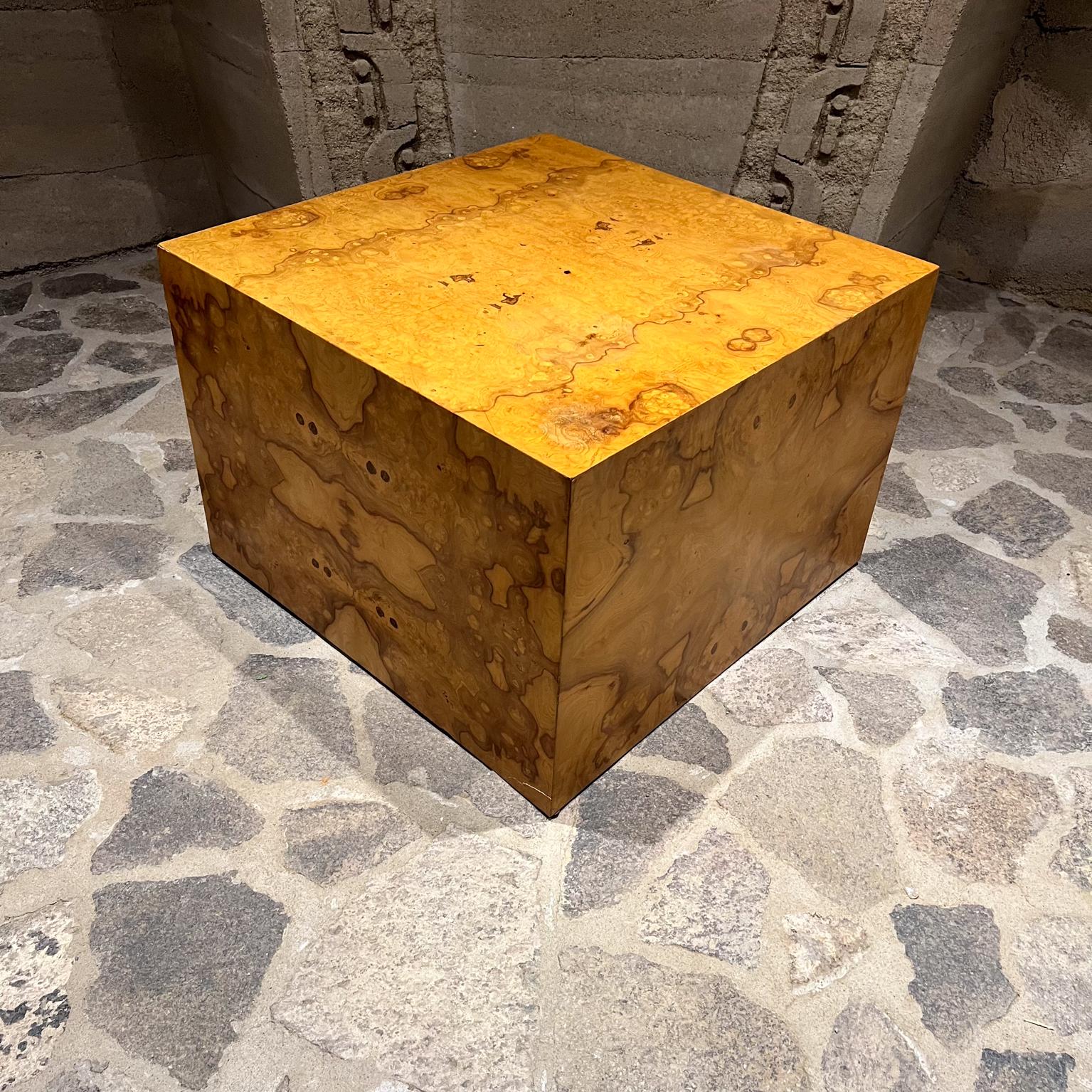 Mesa de centro Milo Baughman estilo años 70 Cubo de madera de Burlwood Moderno de mediados de siglo en venta