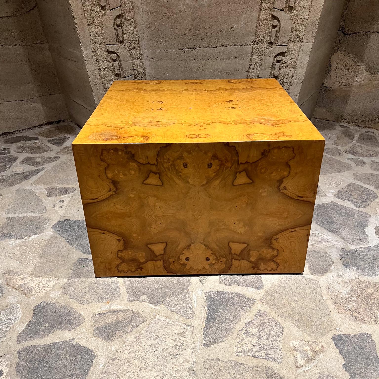 Mesa de centro Milo Baughman estilo años 70 Cubo de madera de Burlwood Estadounidense en venta