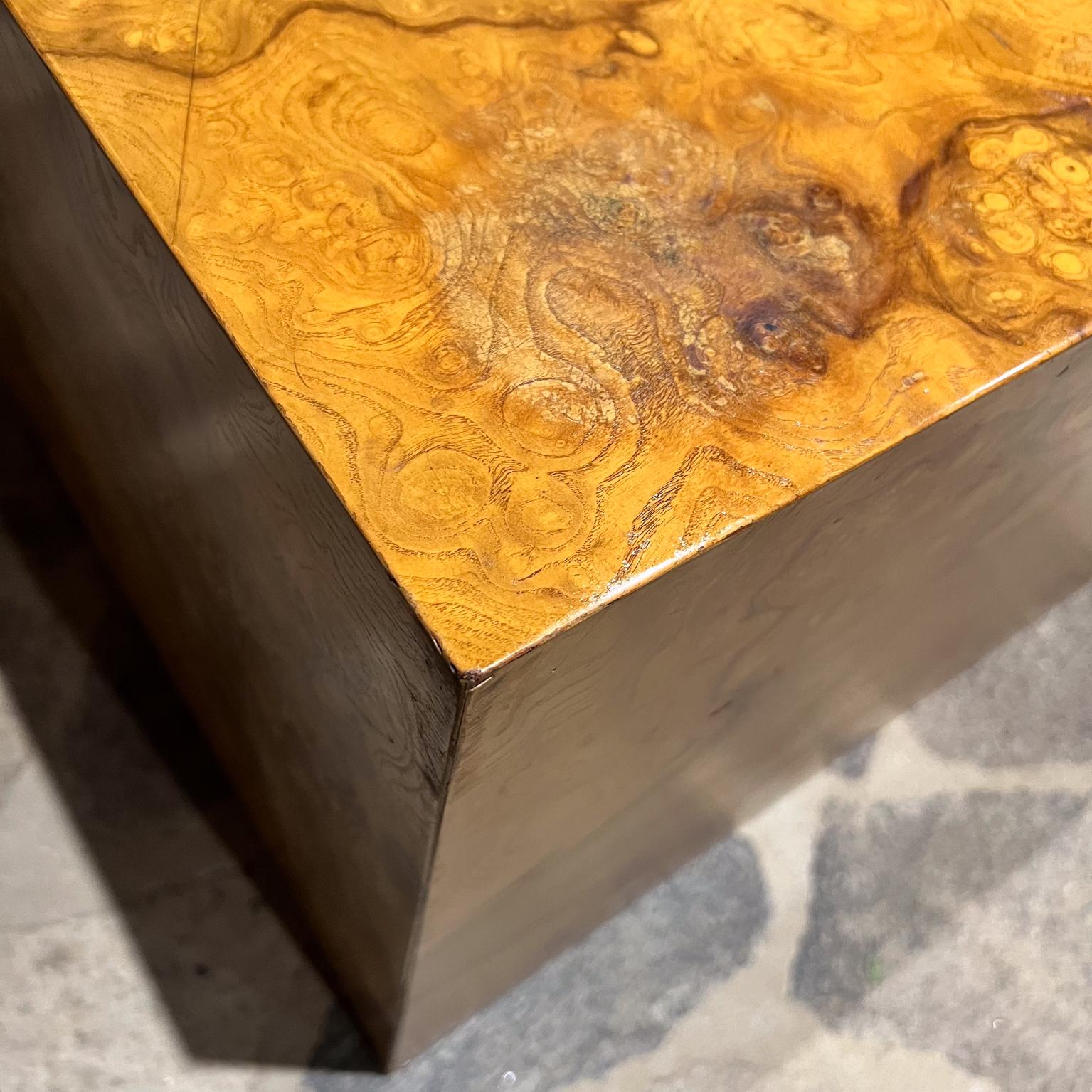 Mesa de centro Milo Baughman estilo años 70 Cubo de madera de Burlwood finales del siglo XX en venta