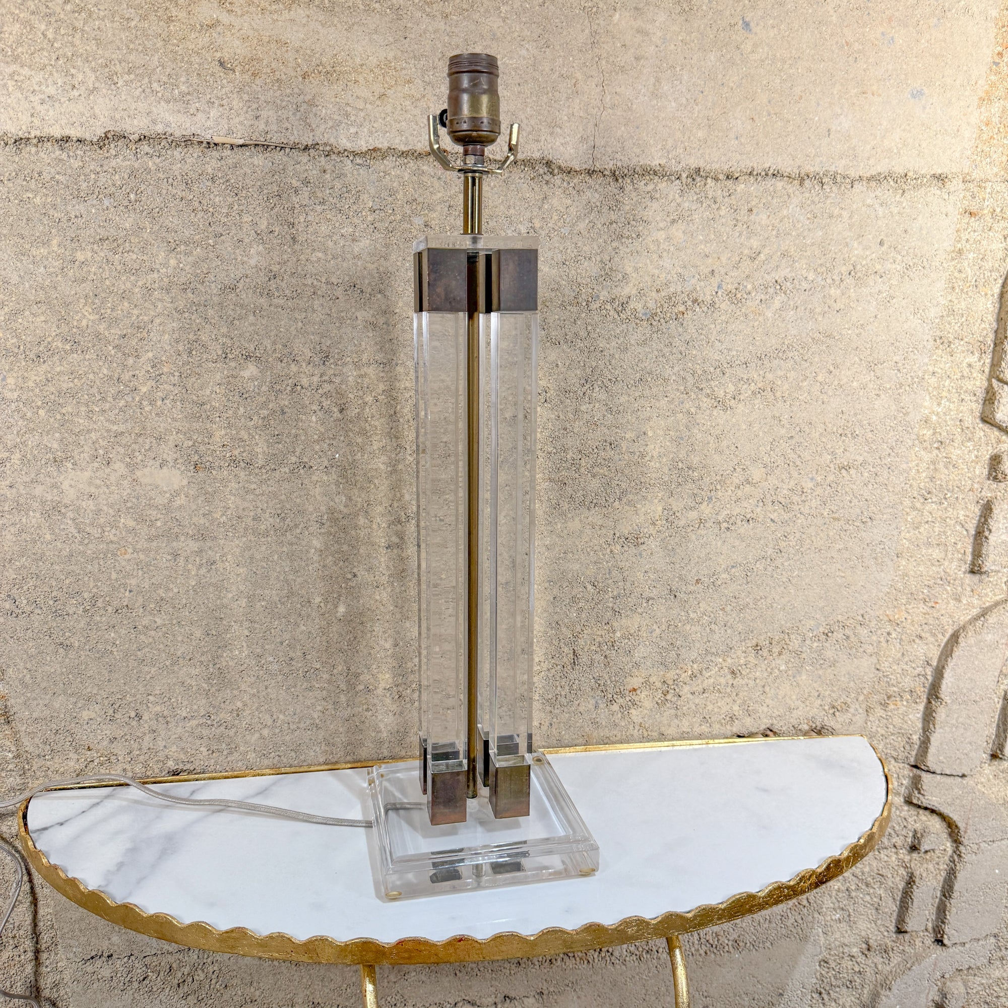 Lampe de bureau Charles Hollis Jones en lucite et laiton des années 1970