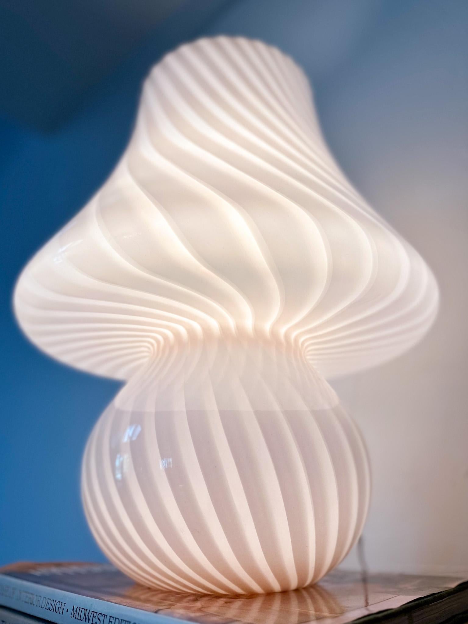 Substantial light pink Murano glass swirl mushroom lamp, hand-blown in Italy, c.1970s. This majestic piece measures 19