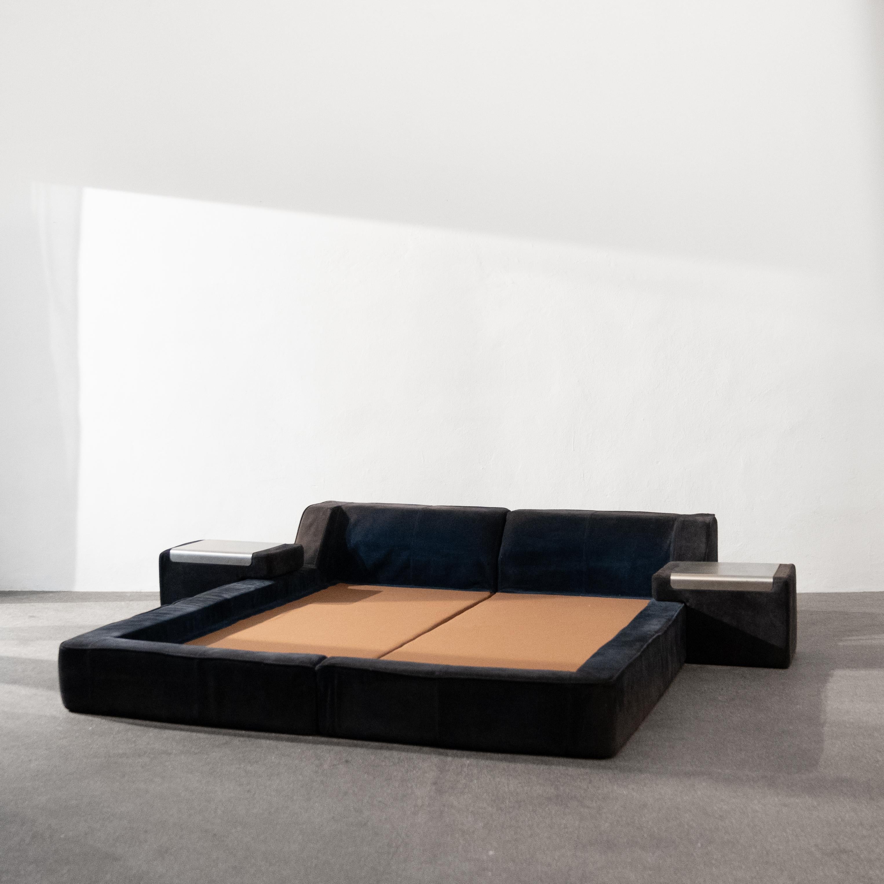 1970s Suede Bed Frame by Roche Bobois In Good Condition For Sale In Wien, AT
