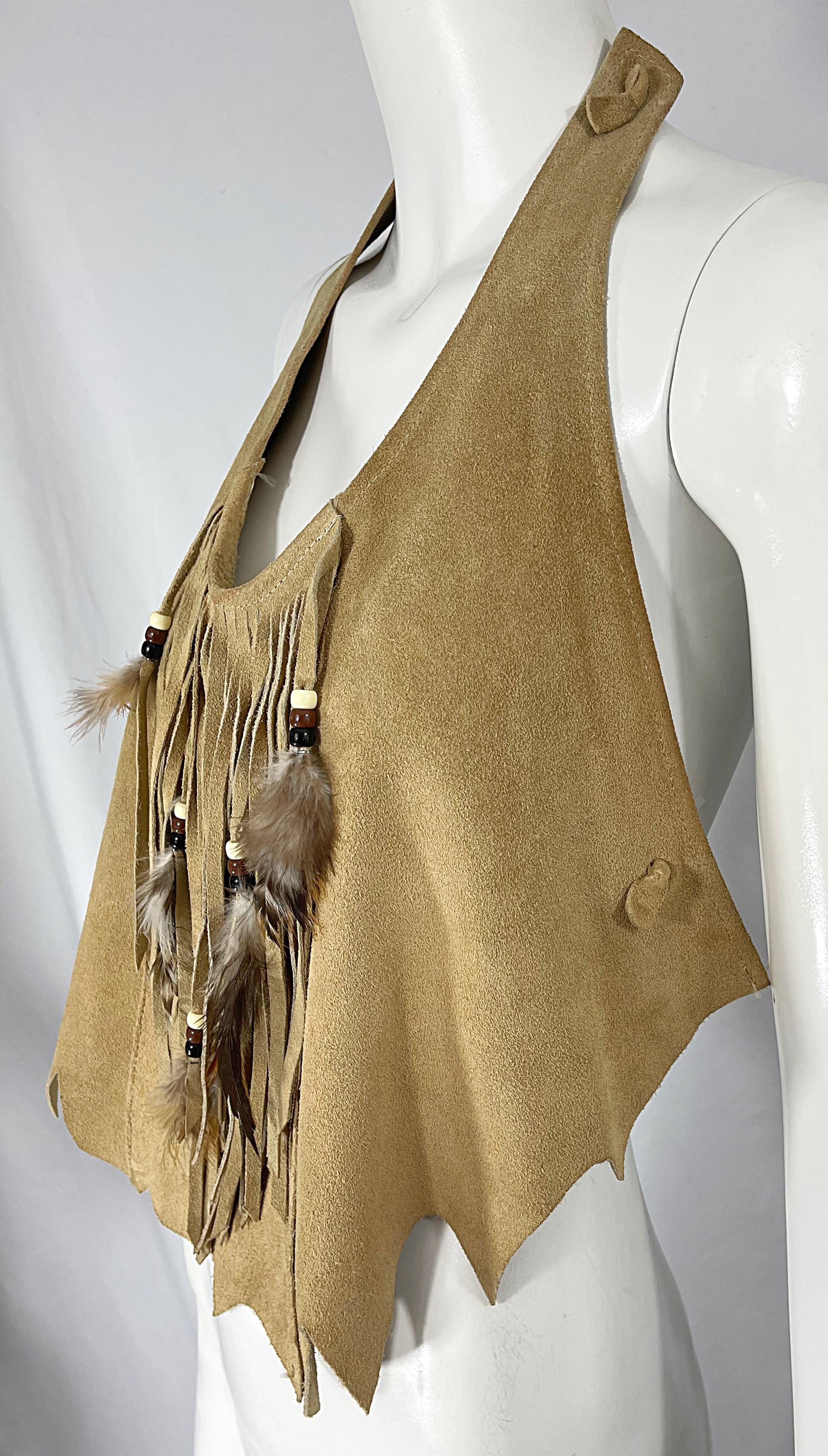 1970 Suede Leather Fringe Feather Tan Brown Boho Vintage 70s Halter Crop Top en vente 3